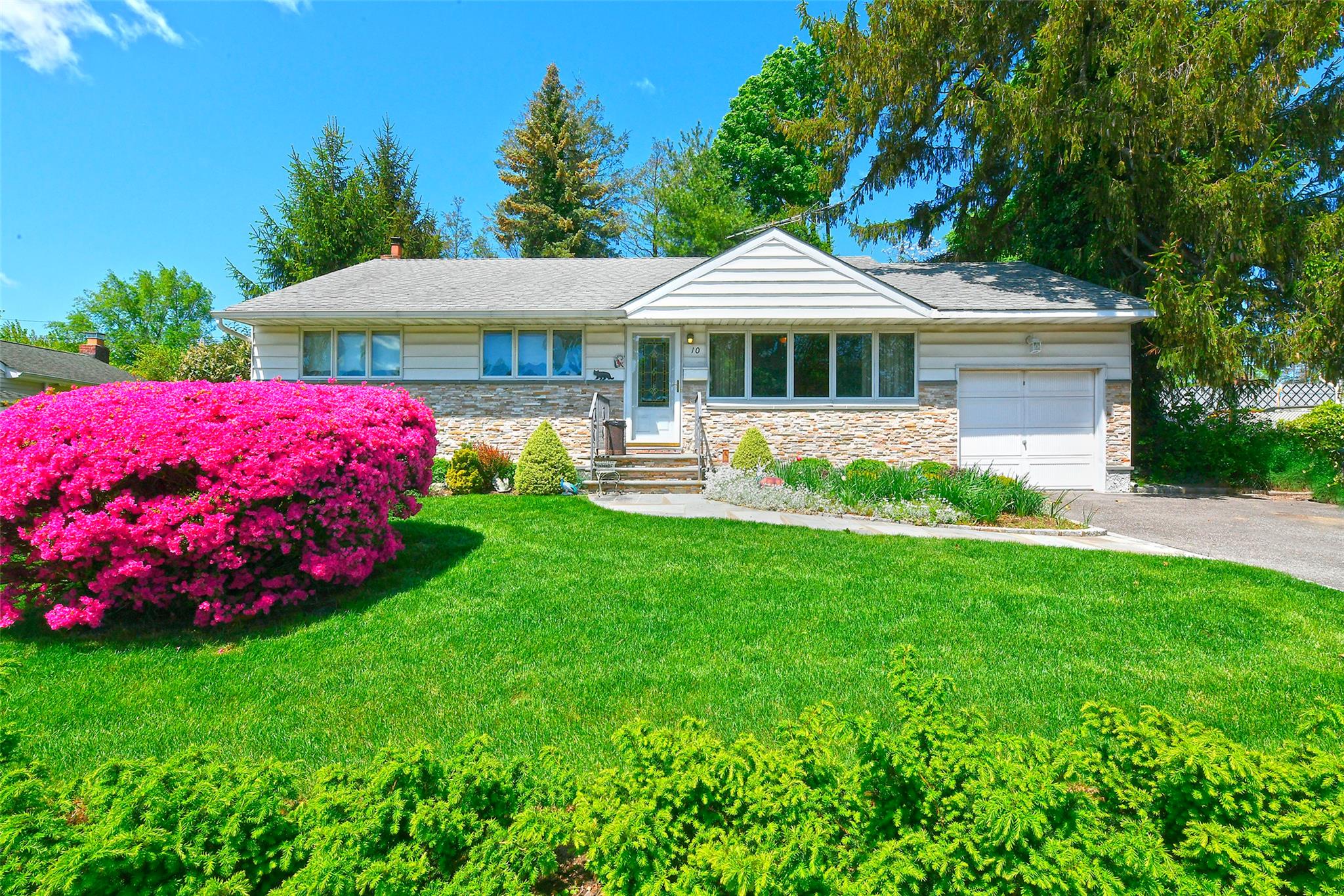 10 Lee Place, Old Bethpage, NY 11804