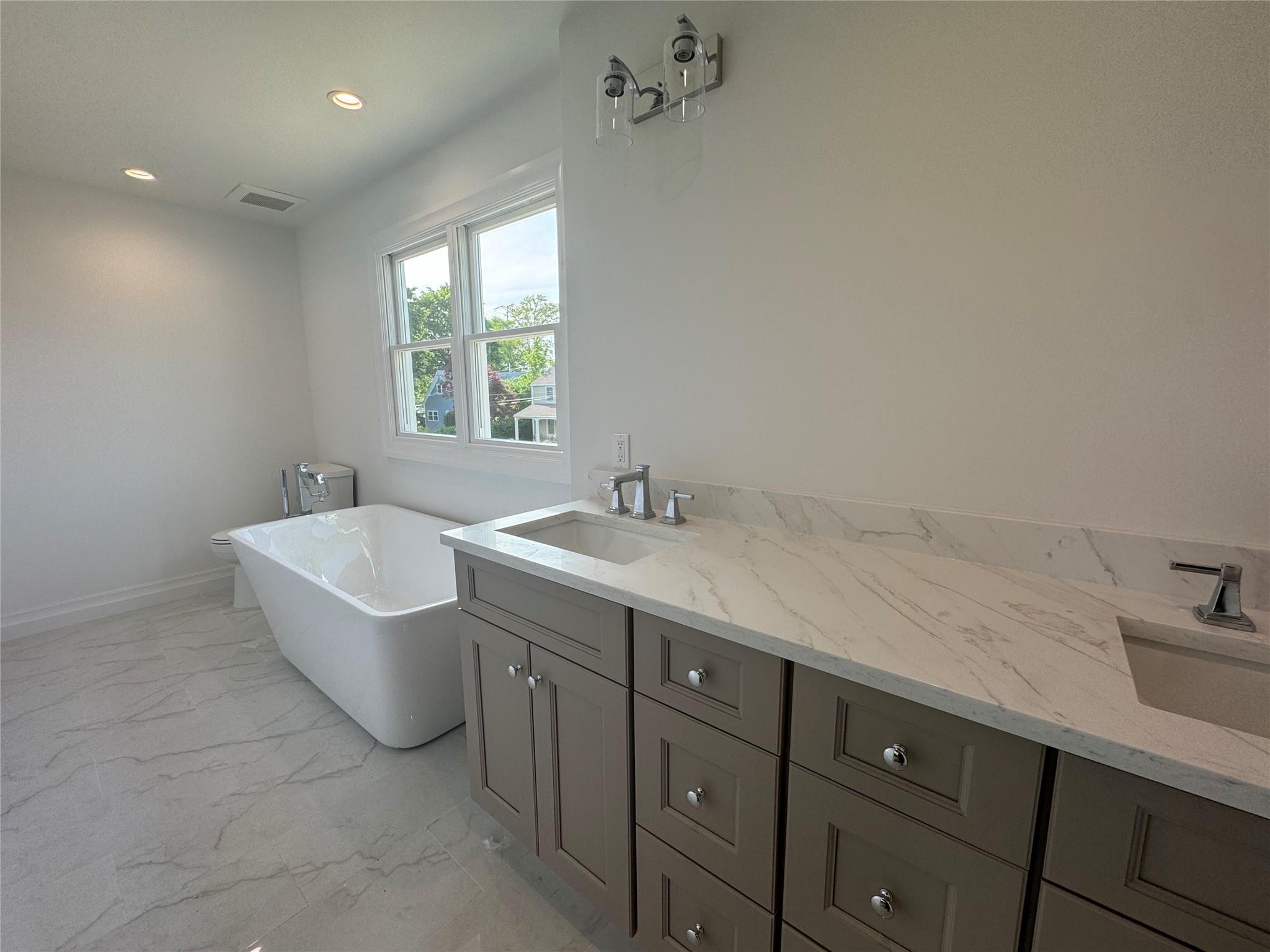 9 First Street, Glenwood Landing, NY 11547