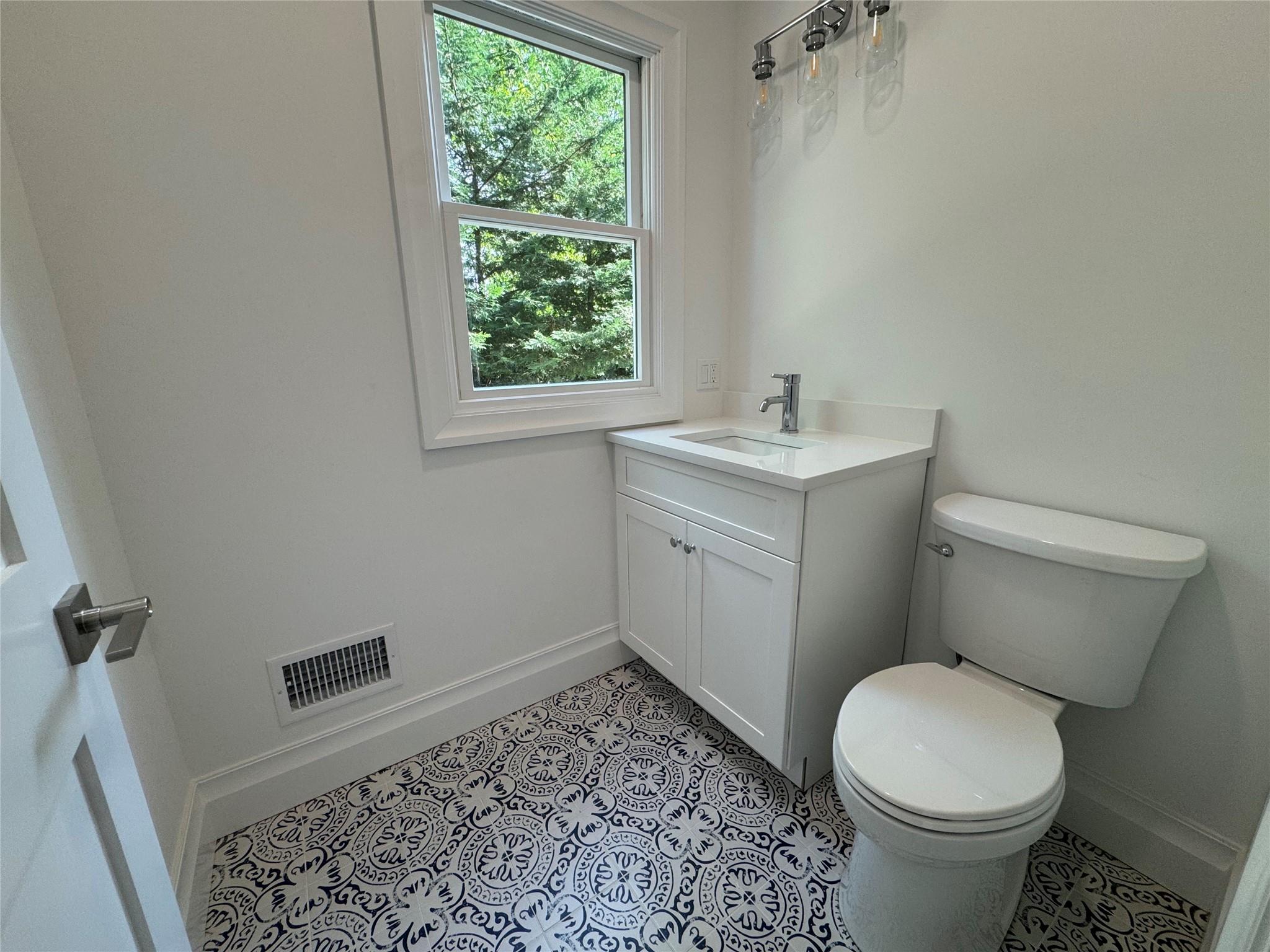 9 First Street, Glenwood Landing, NY 11547