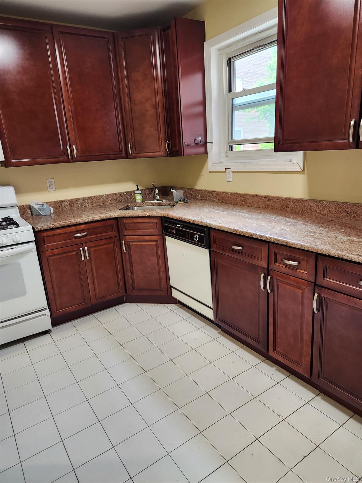 285 Central Avenue # B4, Lawrence, NY 11559