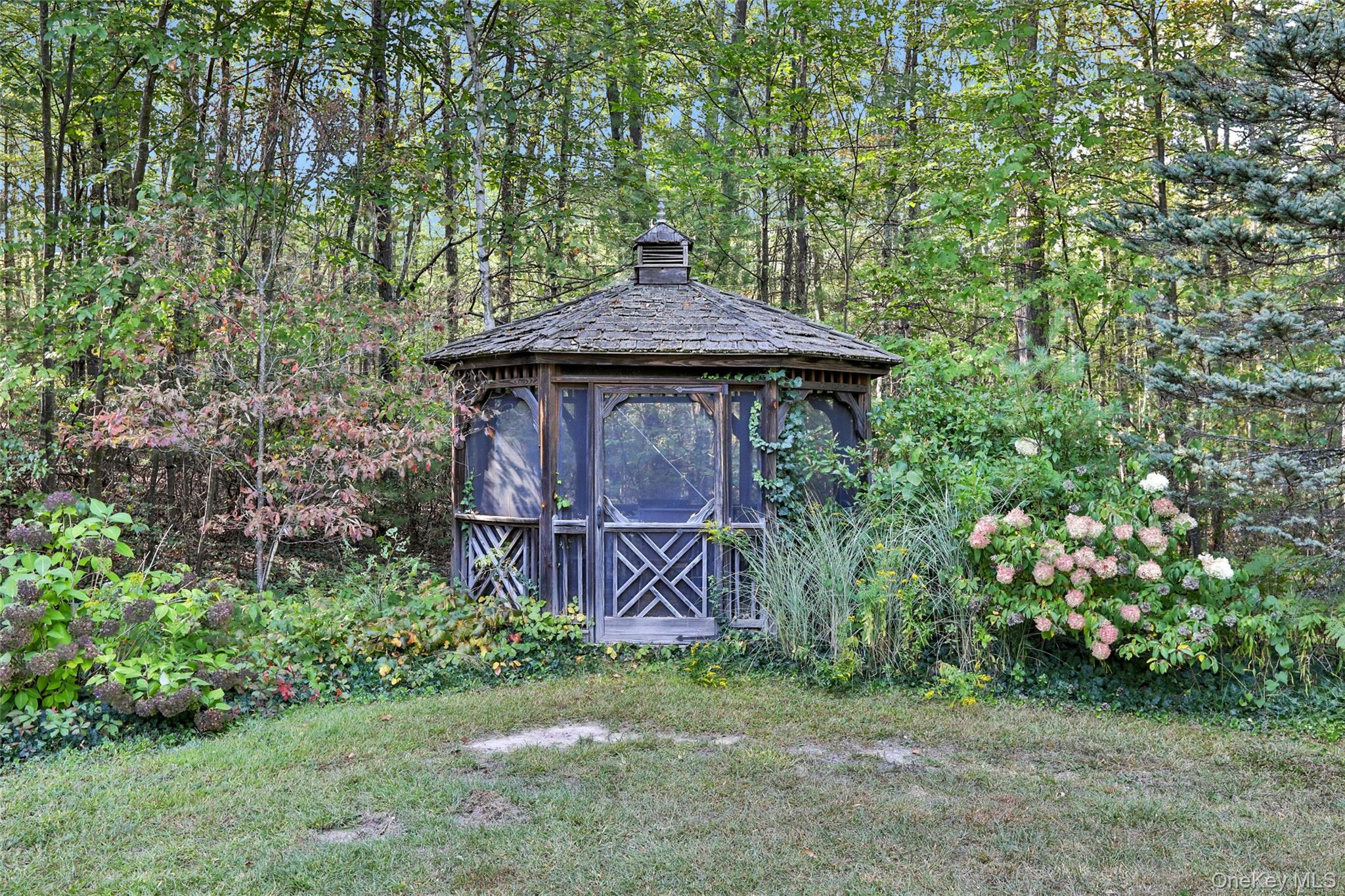 4 Mountain View Dr, Kerhonkson, NY 12446