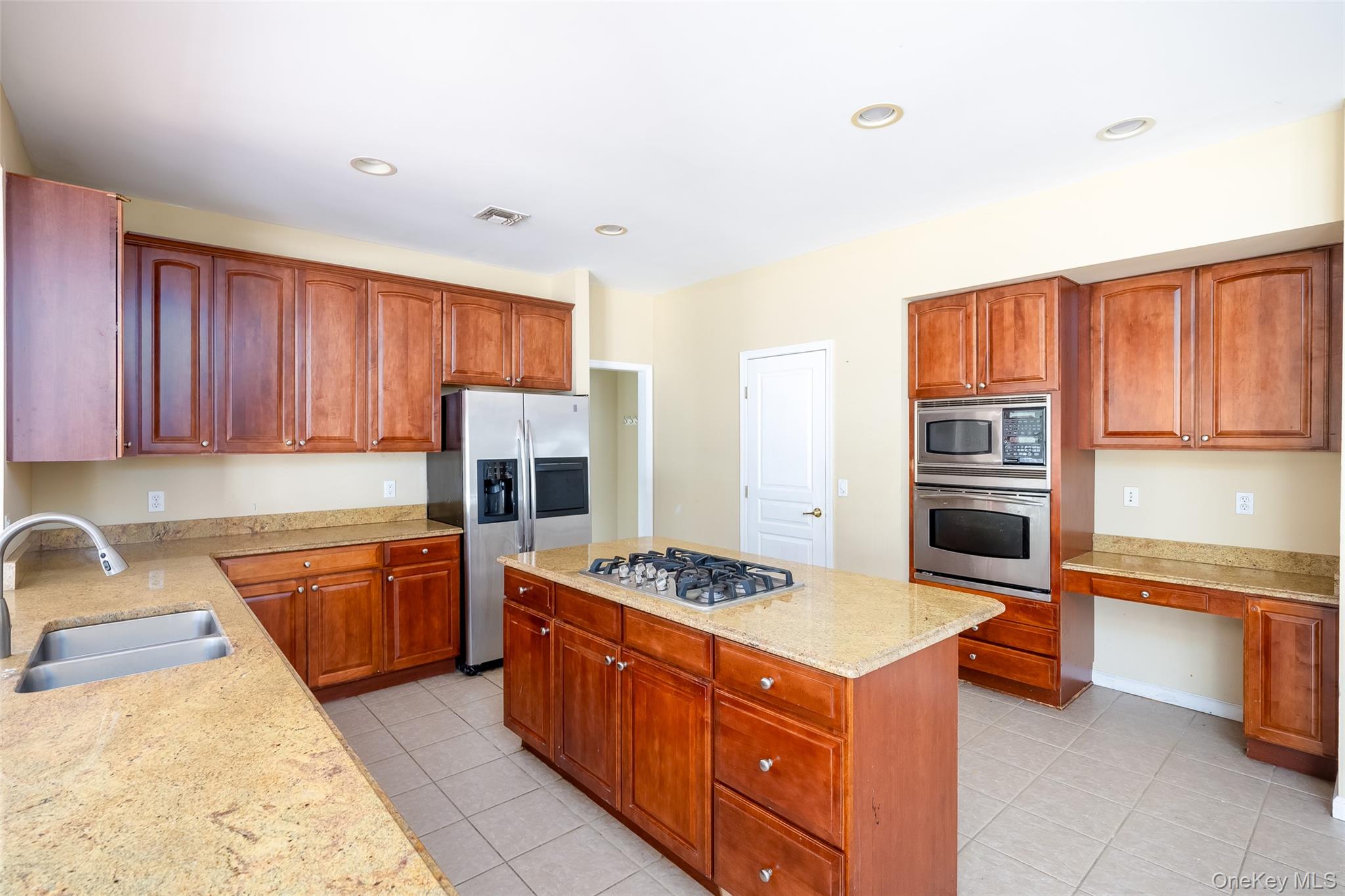 33 Avolet Court, Mount Sinai, NY 11766