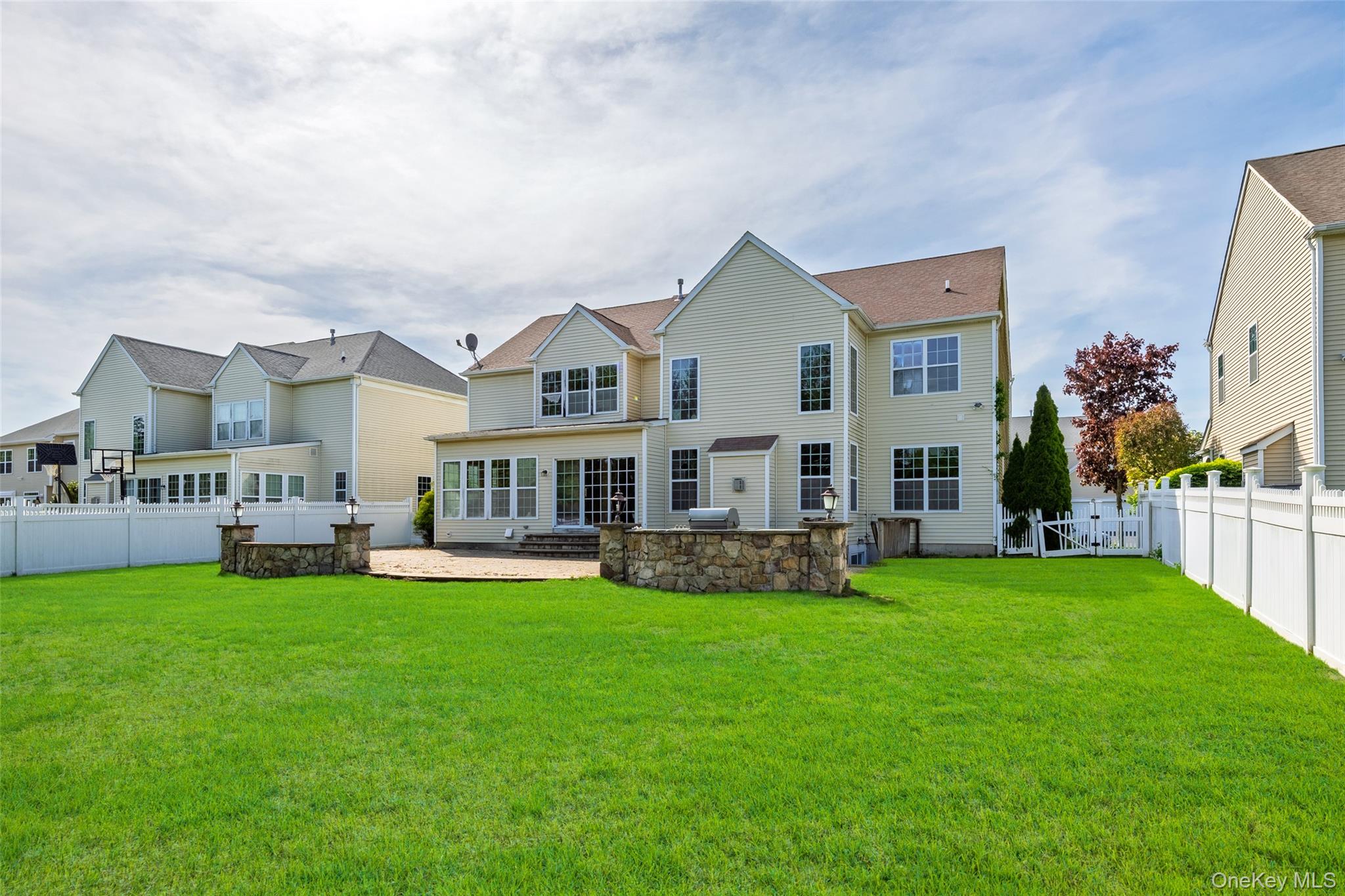 33 Avolet Court, Mount Sinai, NY 11766