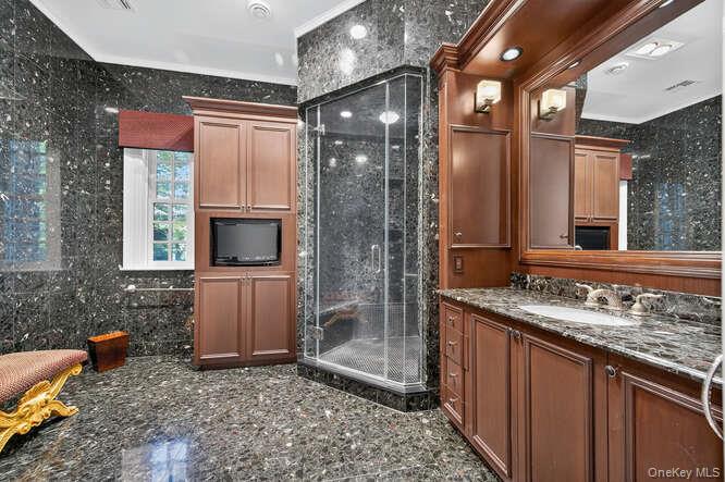 8 Vista Lane, Brookville, NY 11545