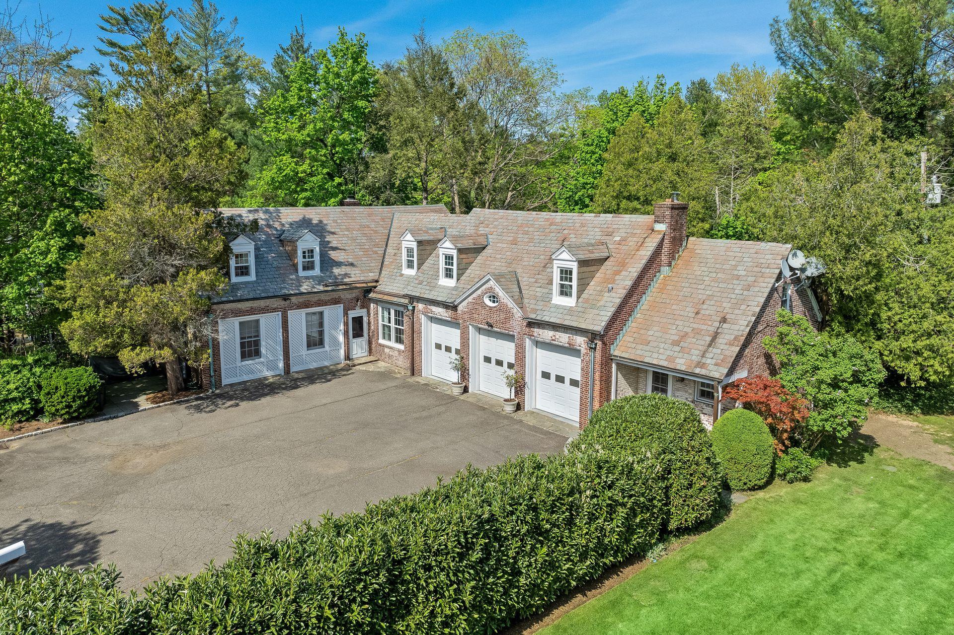 11 Meadow Spring Road, Glen Cove, NY 11542