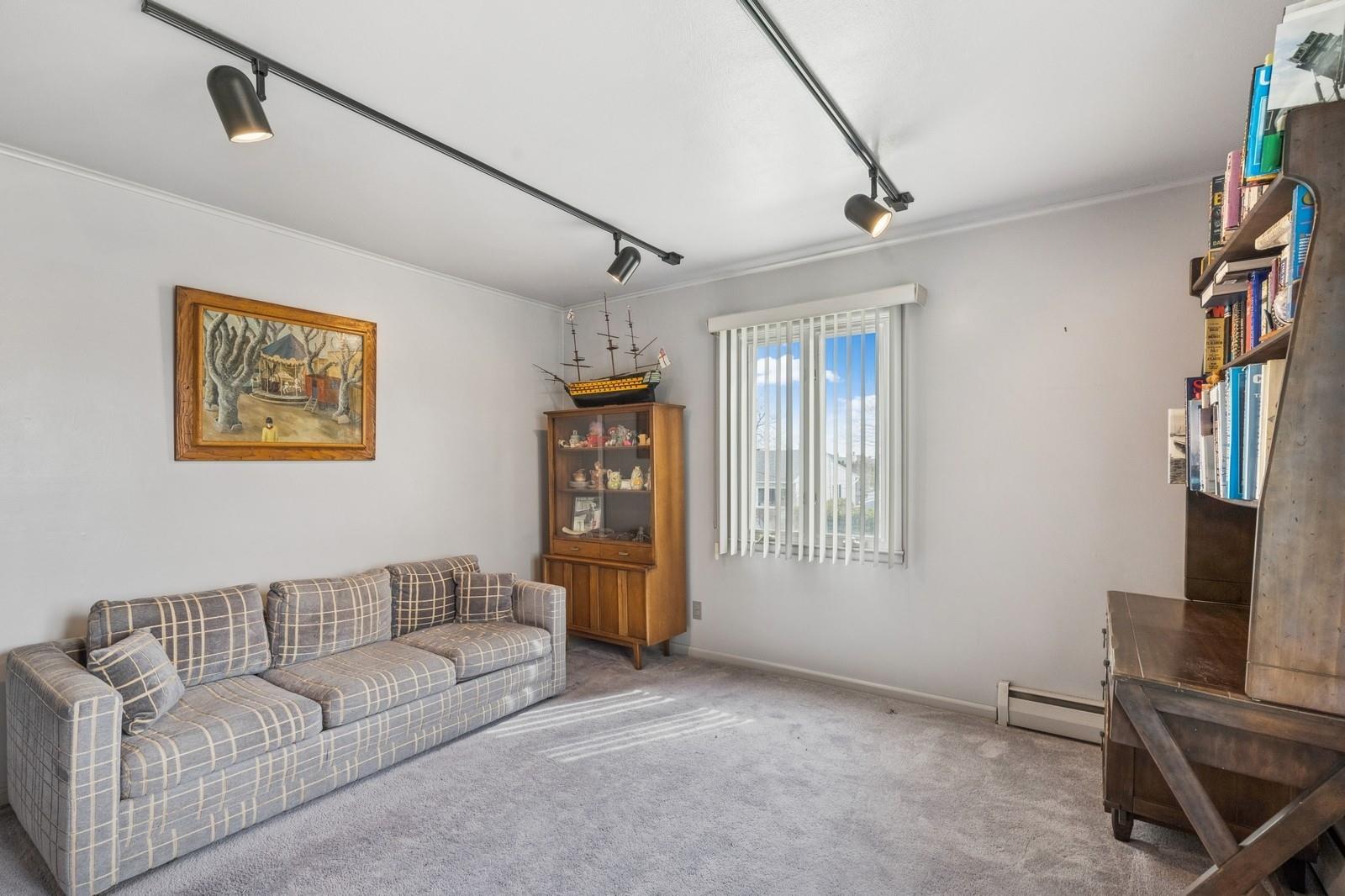 189 Pennsylvania Avenue, Island Park, NY 11558