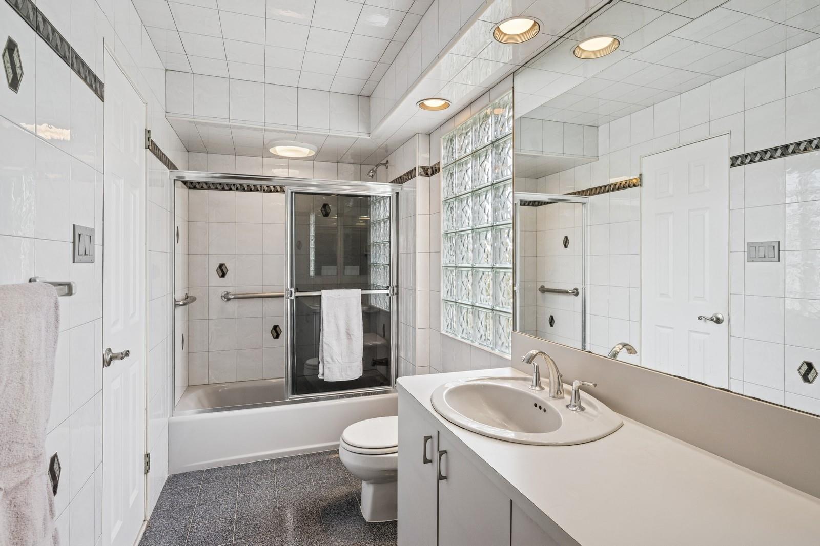 189 Pennsylvania Avenue, Island Park, NY 11558