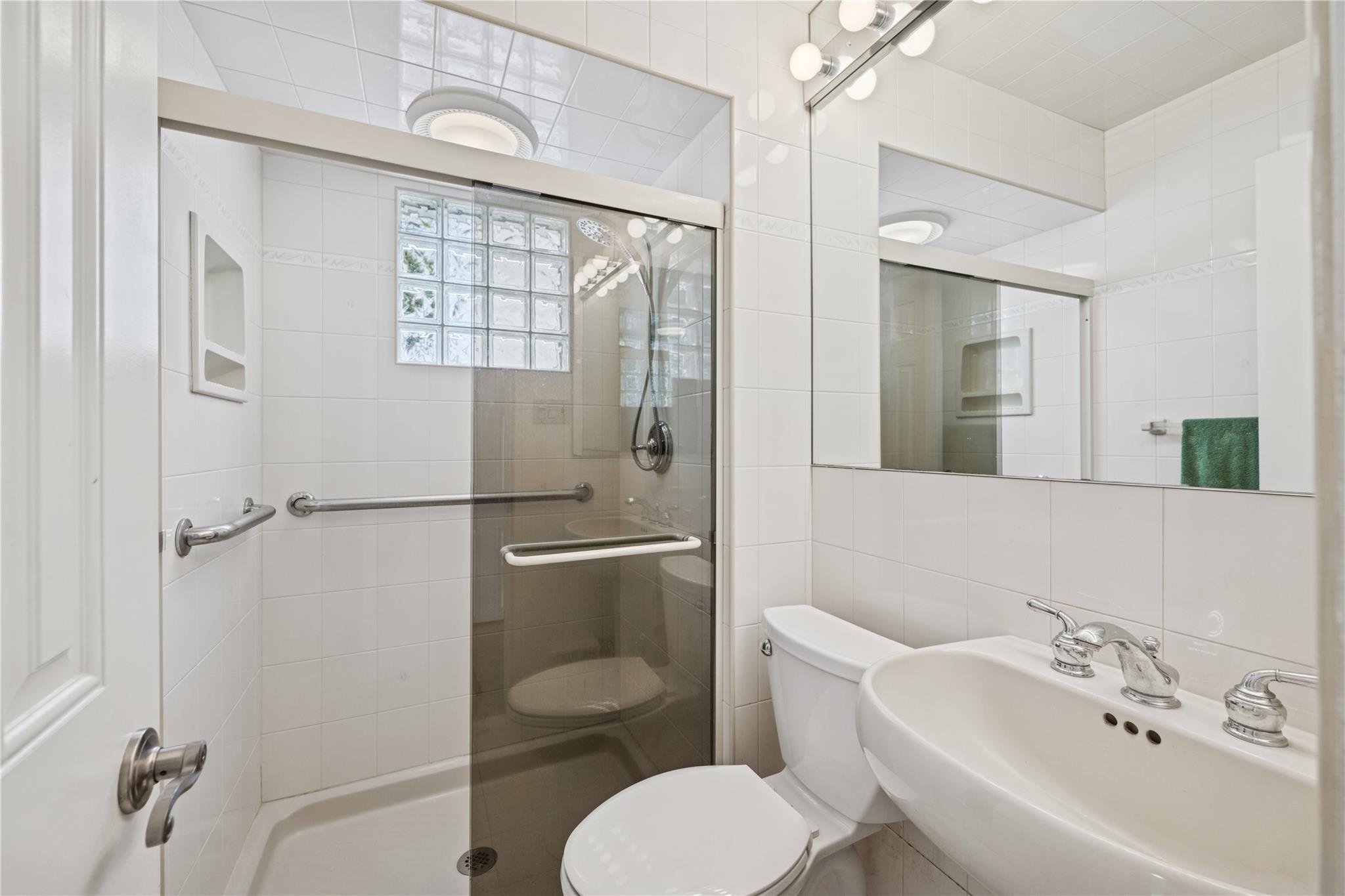 189 Pennsylvania Avenue, Island Park, NY 11558