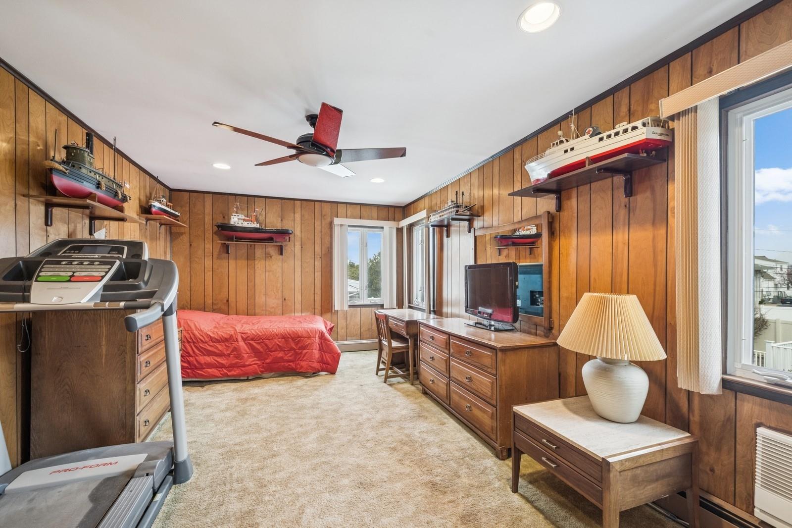 189 Pennsylvania Avenue, Island Park, NY 11558