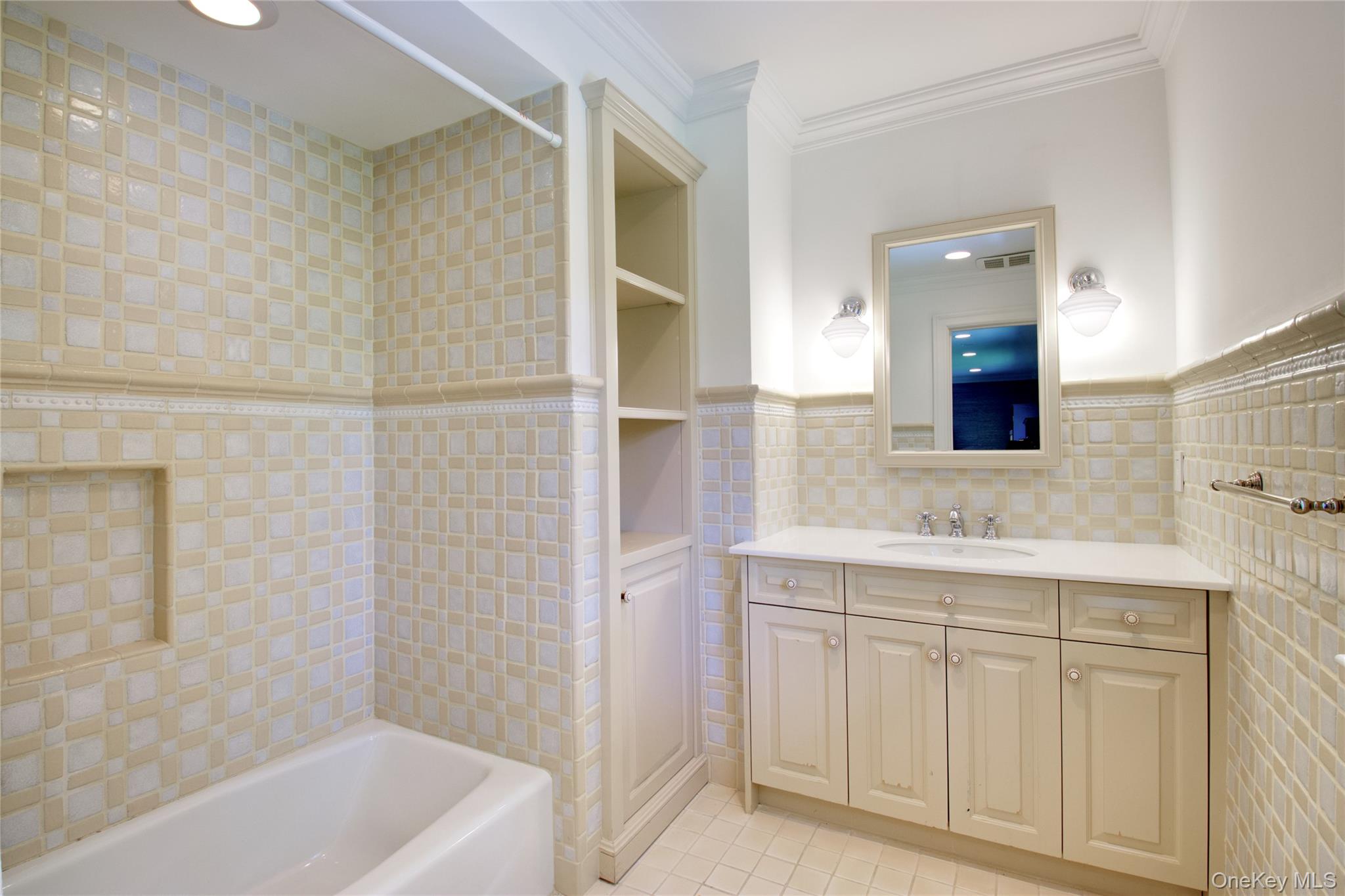 25 The Oaks, Roslyn, NY 11576