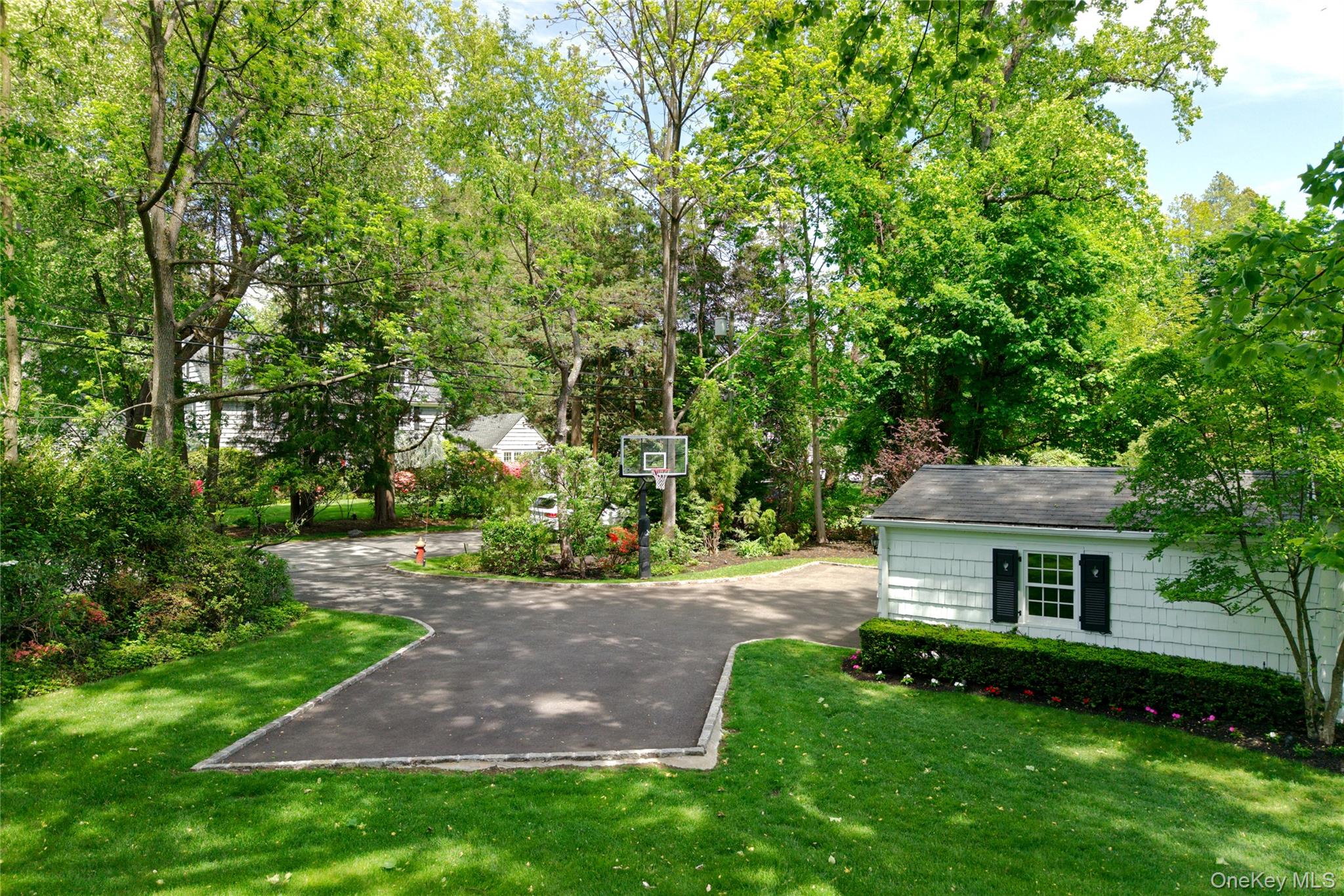 25 The Oaks, Roslyn, NY 11576