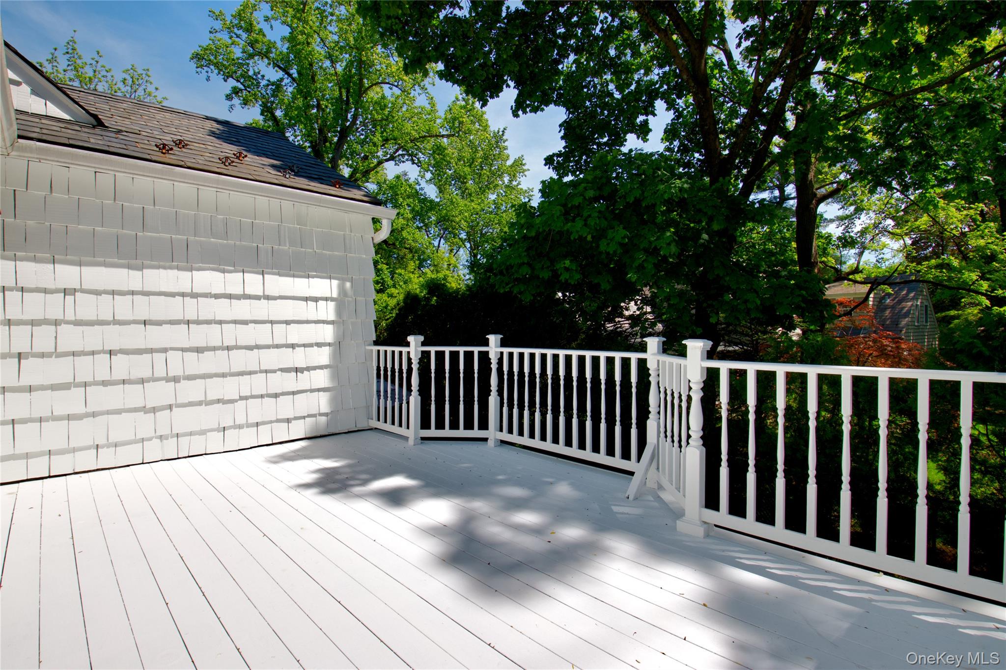 25 The Oaks, Roslyn, NY 11576