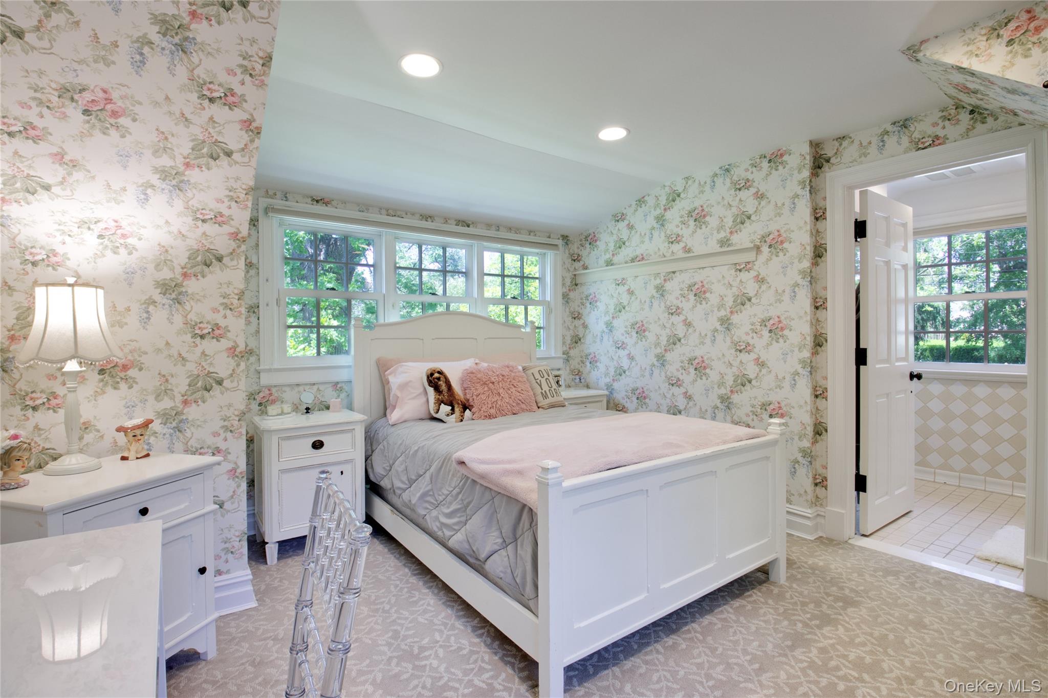 25 The Oaks, Roslyn, NY 11576