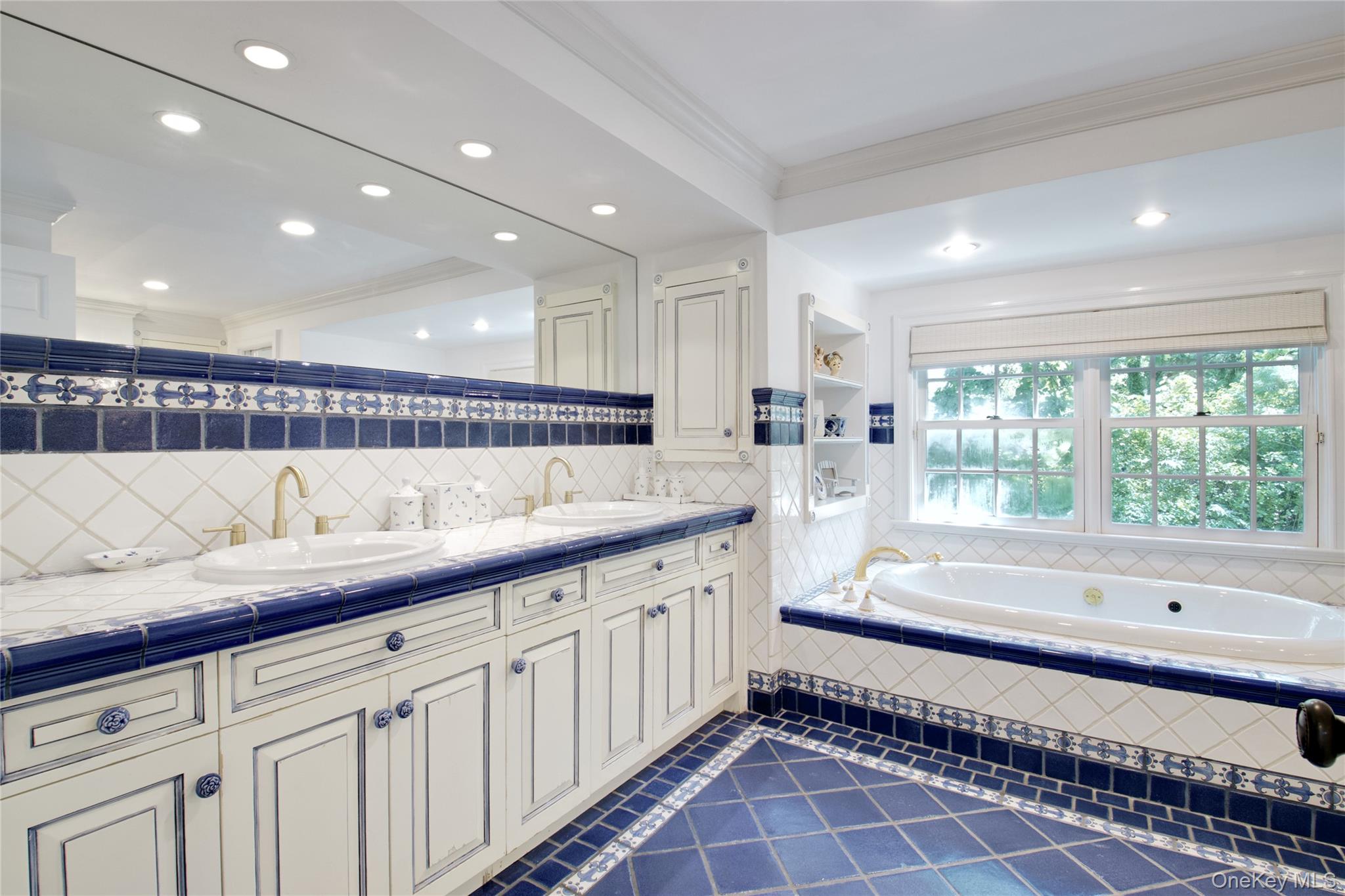 25 The Oaks, Roslyn, NY 11576