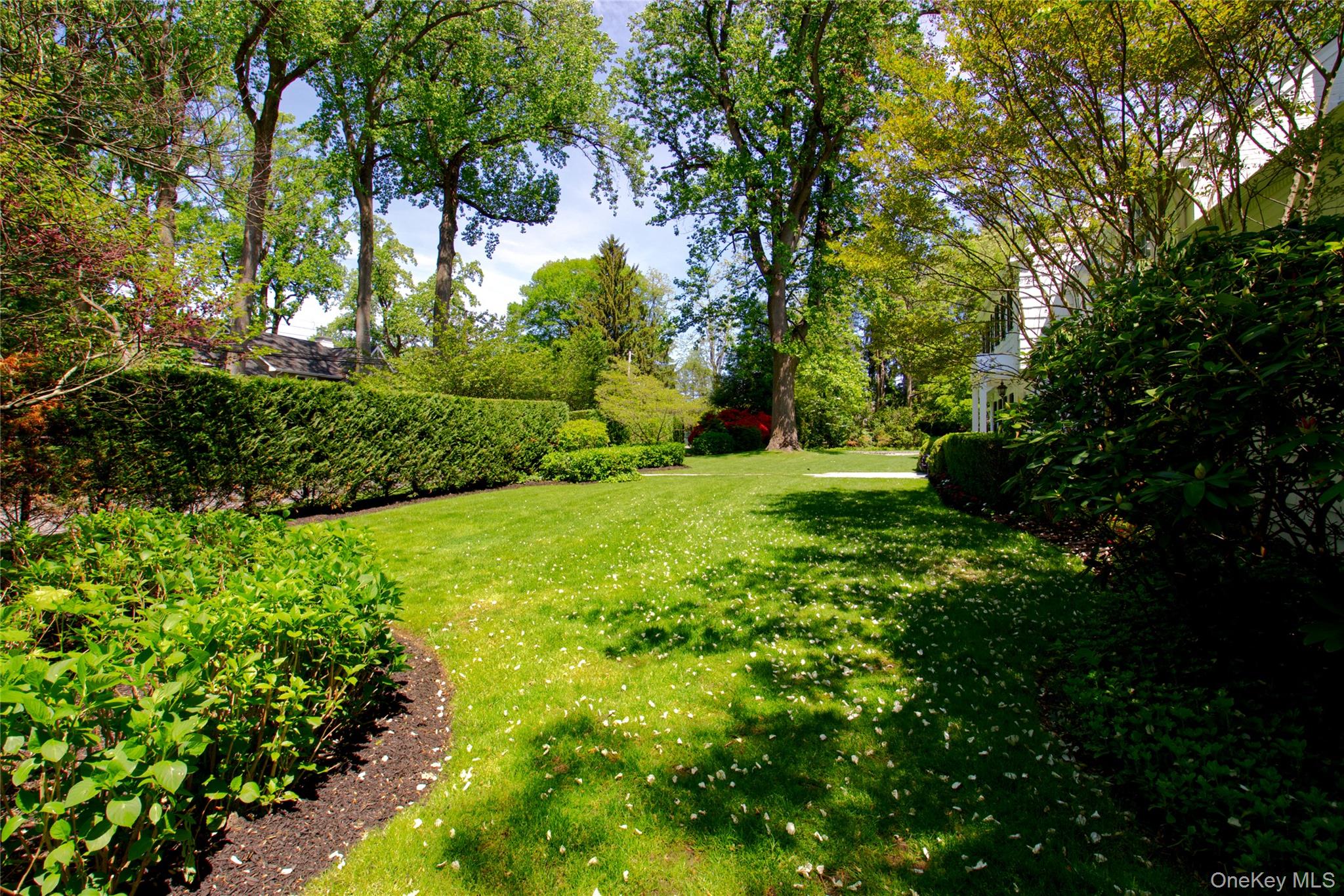 25 The Oaks, Roslyn, NY 11576