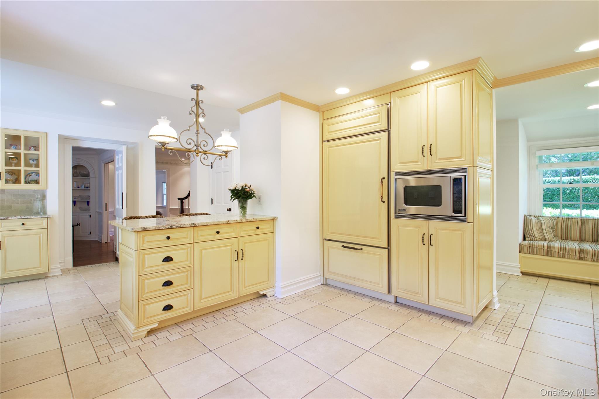 25 The Oaks, Roslyn, NY 11576