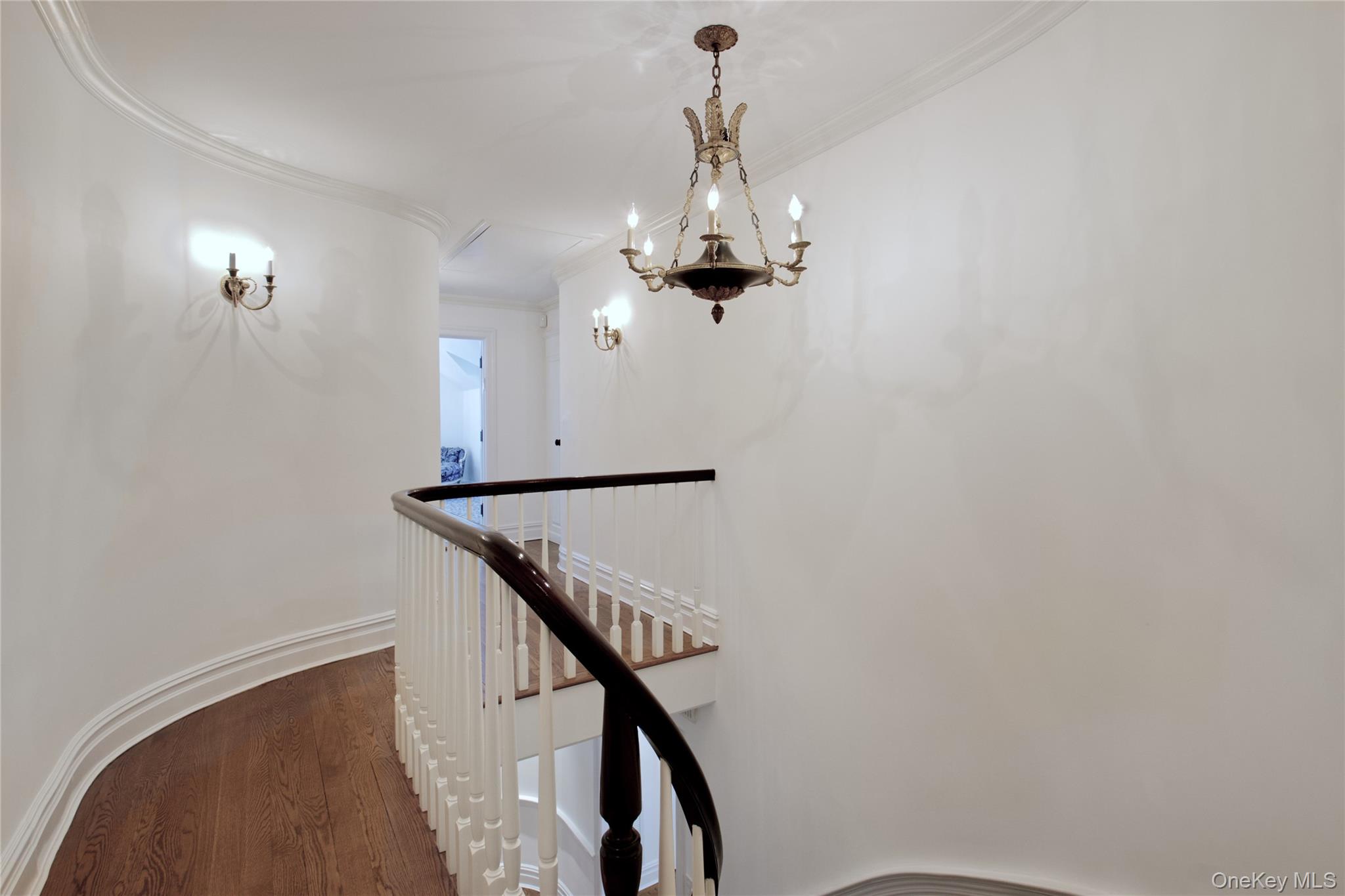 25 The Oaks, Roslyn, NY 11576