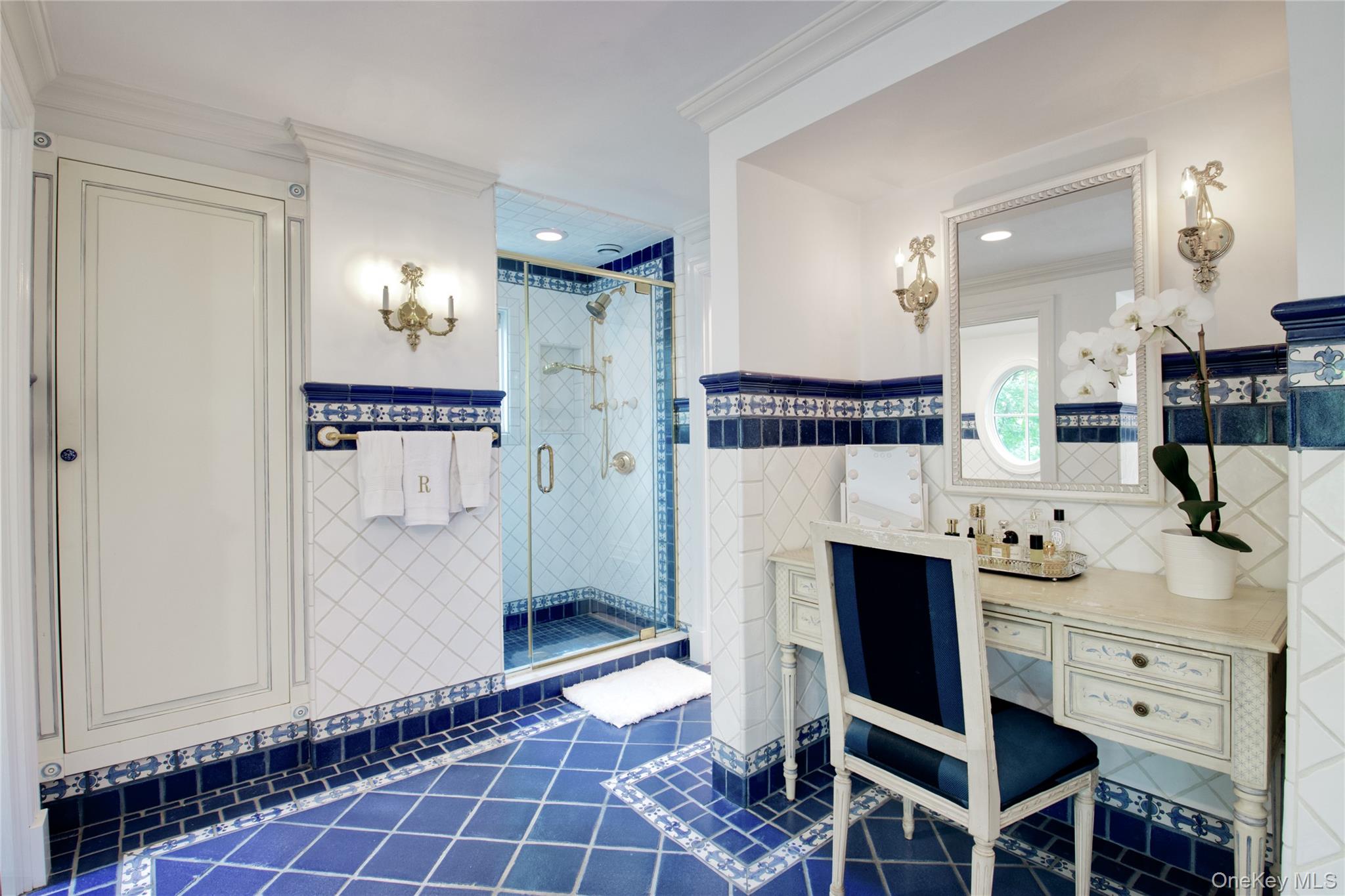 25 The Oaks, Roslyn, NY 11576