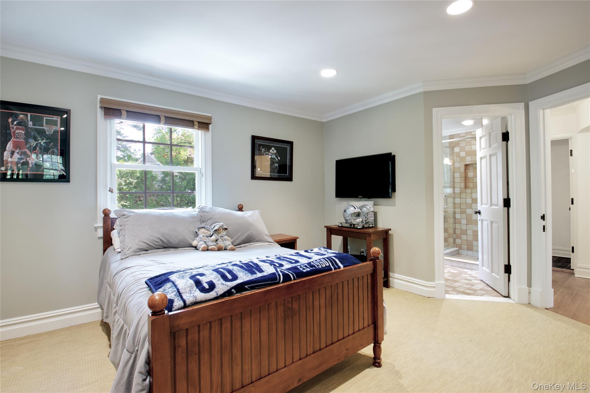 25 The Oaks, Roslyn, NY 11576