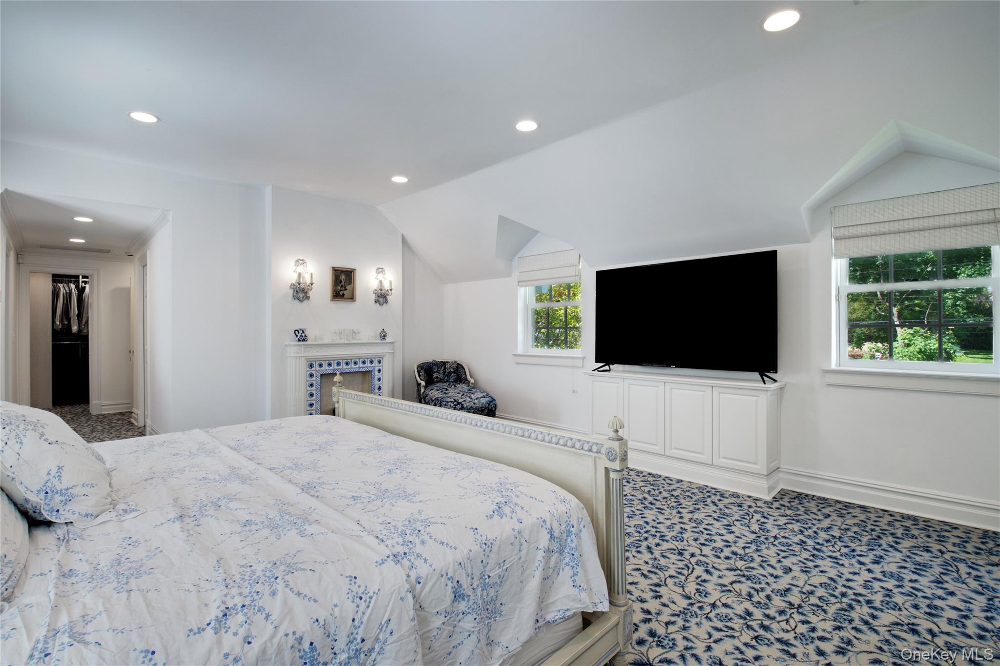 25 The Oaks, Roslyn, NY 11576