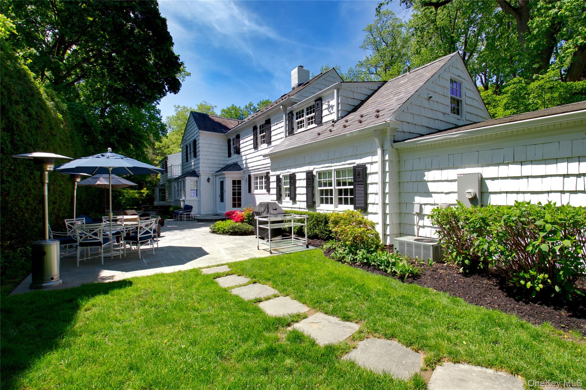 25 The Oaks, Roslyn, NY 11576