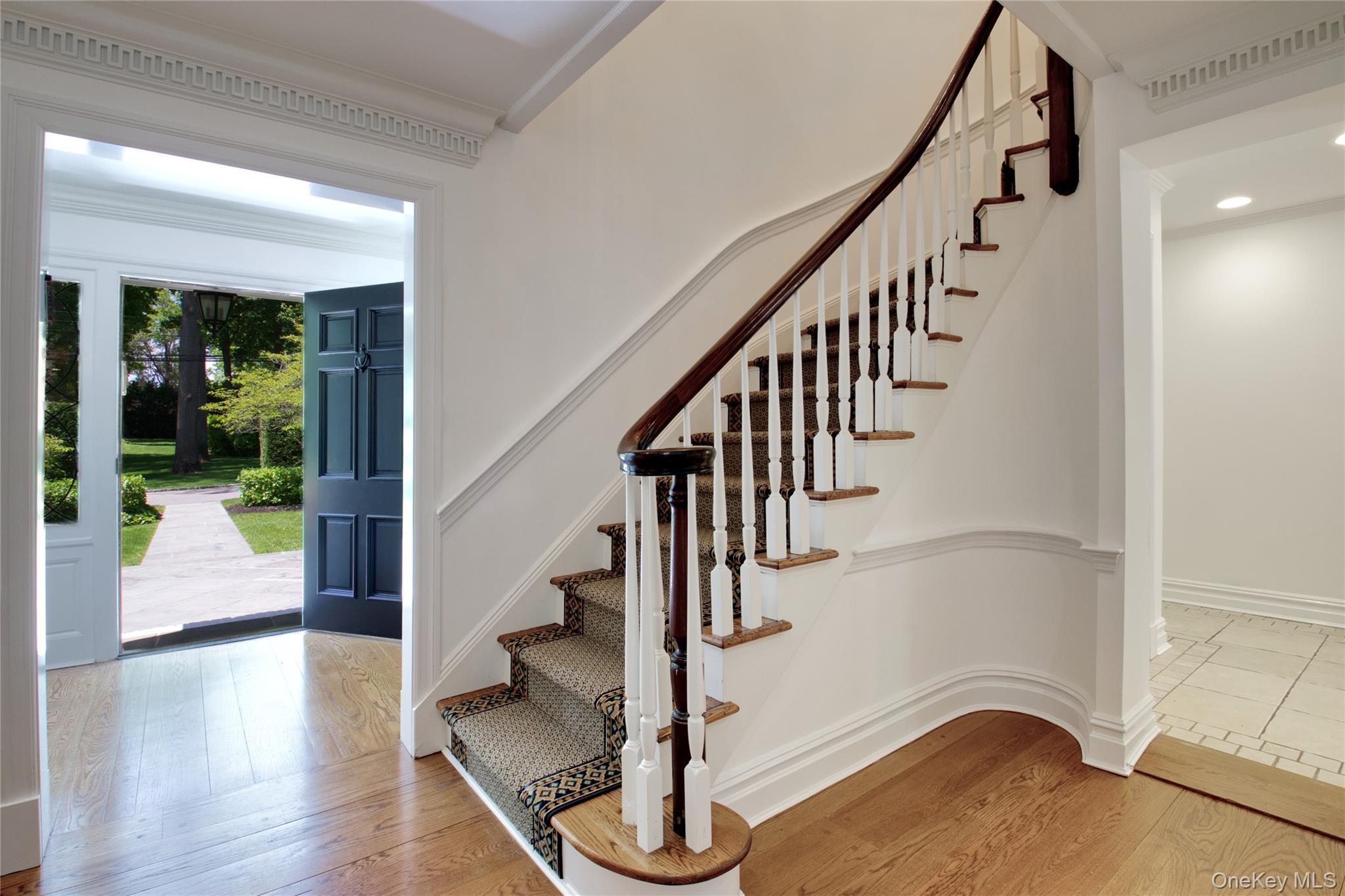 25 The Oaks, Roslyn, NY 11576