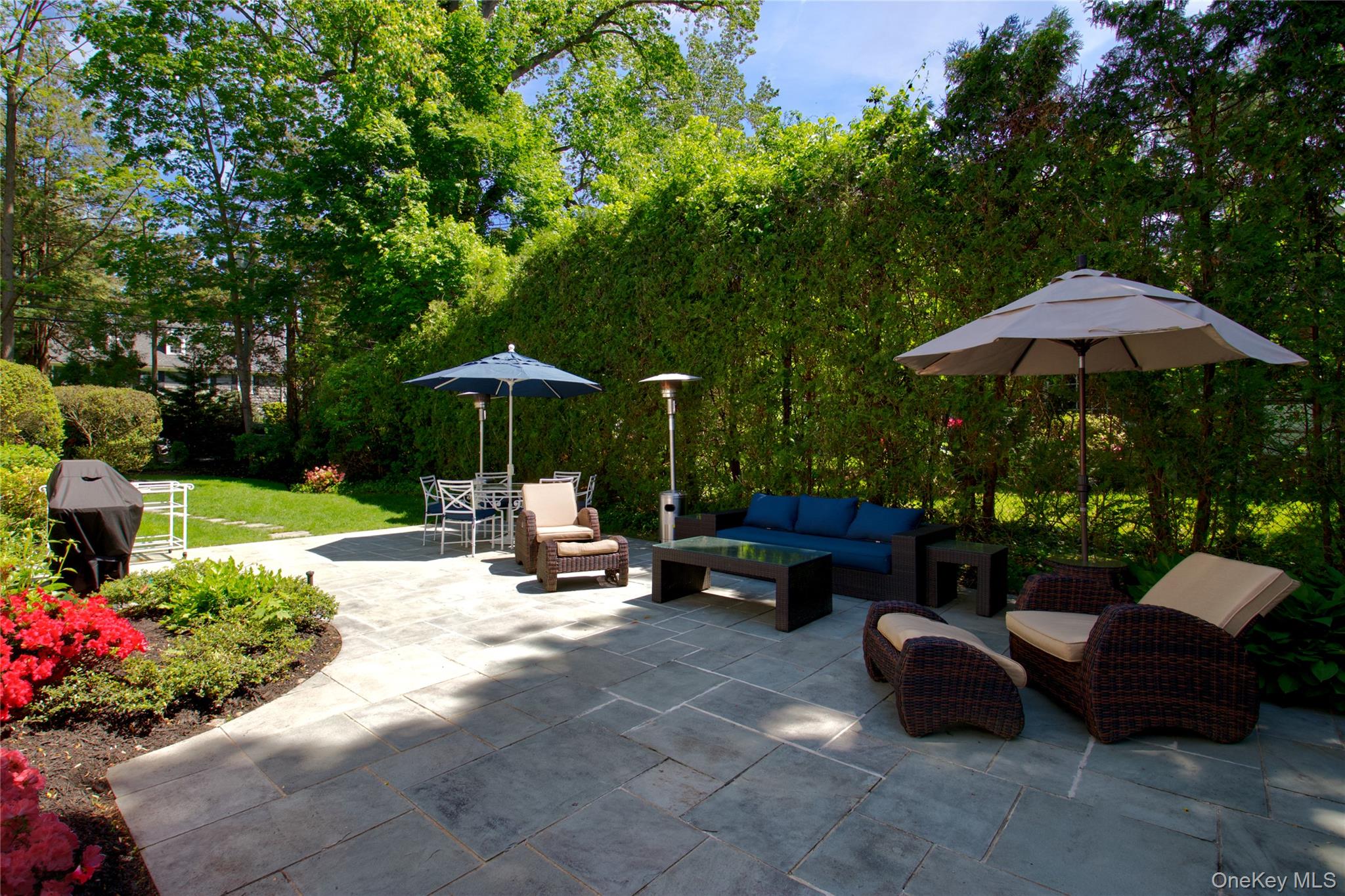 25 The Oaks, Roslyn, NY 11576