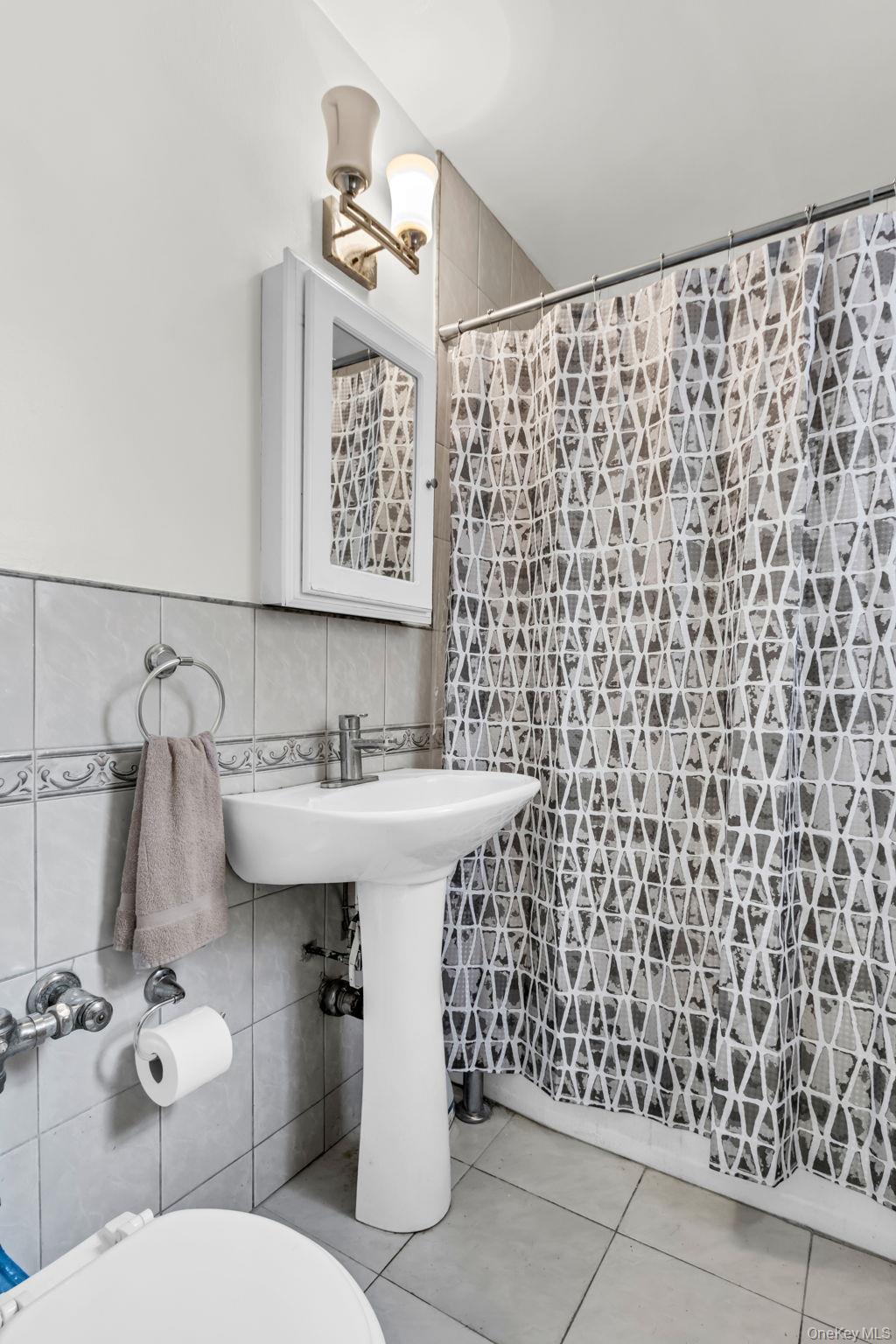 640 W 231 Street # 2B, Bronx, NY 10463