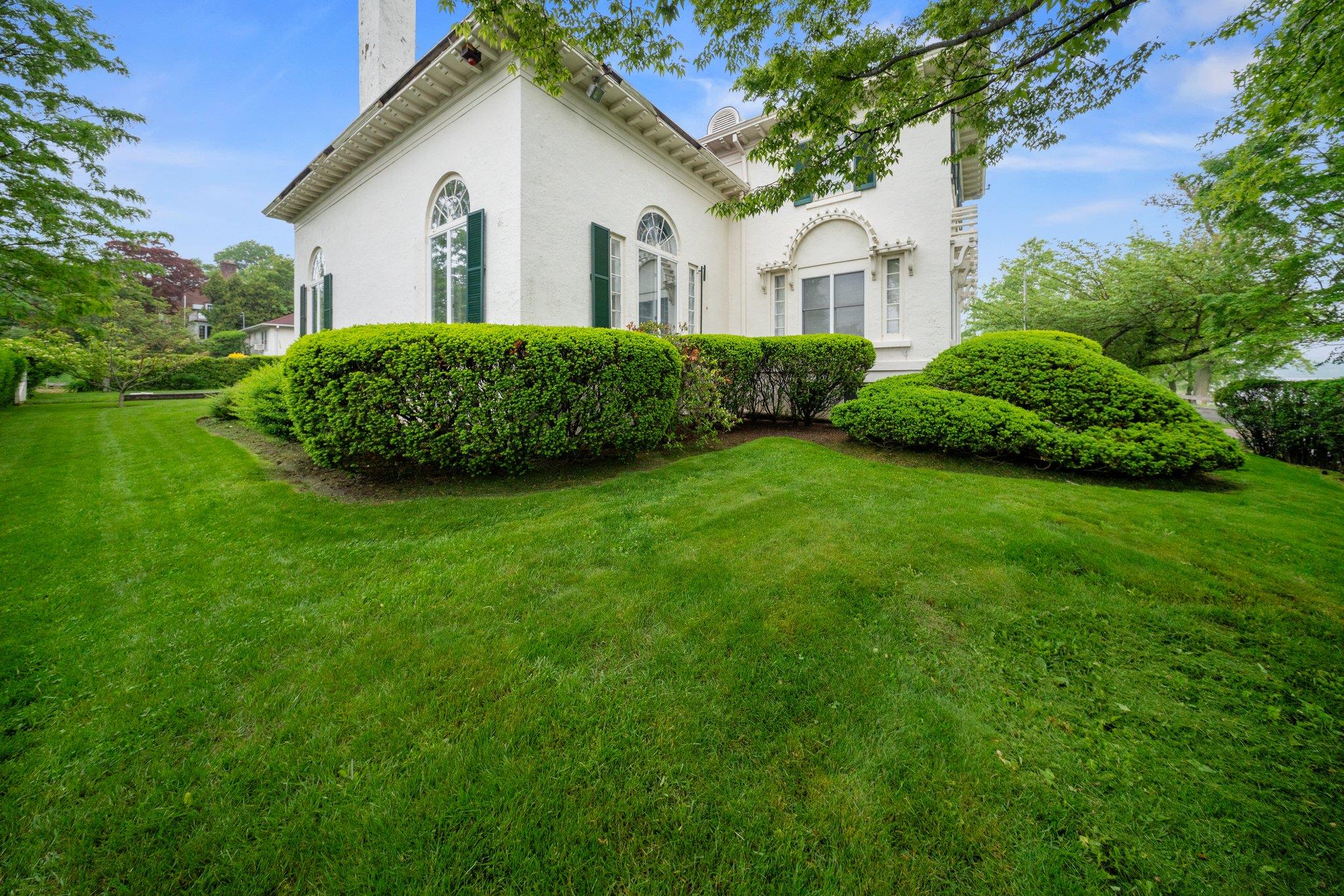 10-08 Shore Road, Douglaston, NY 11363