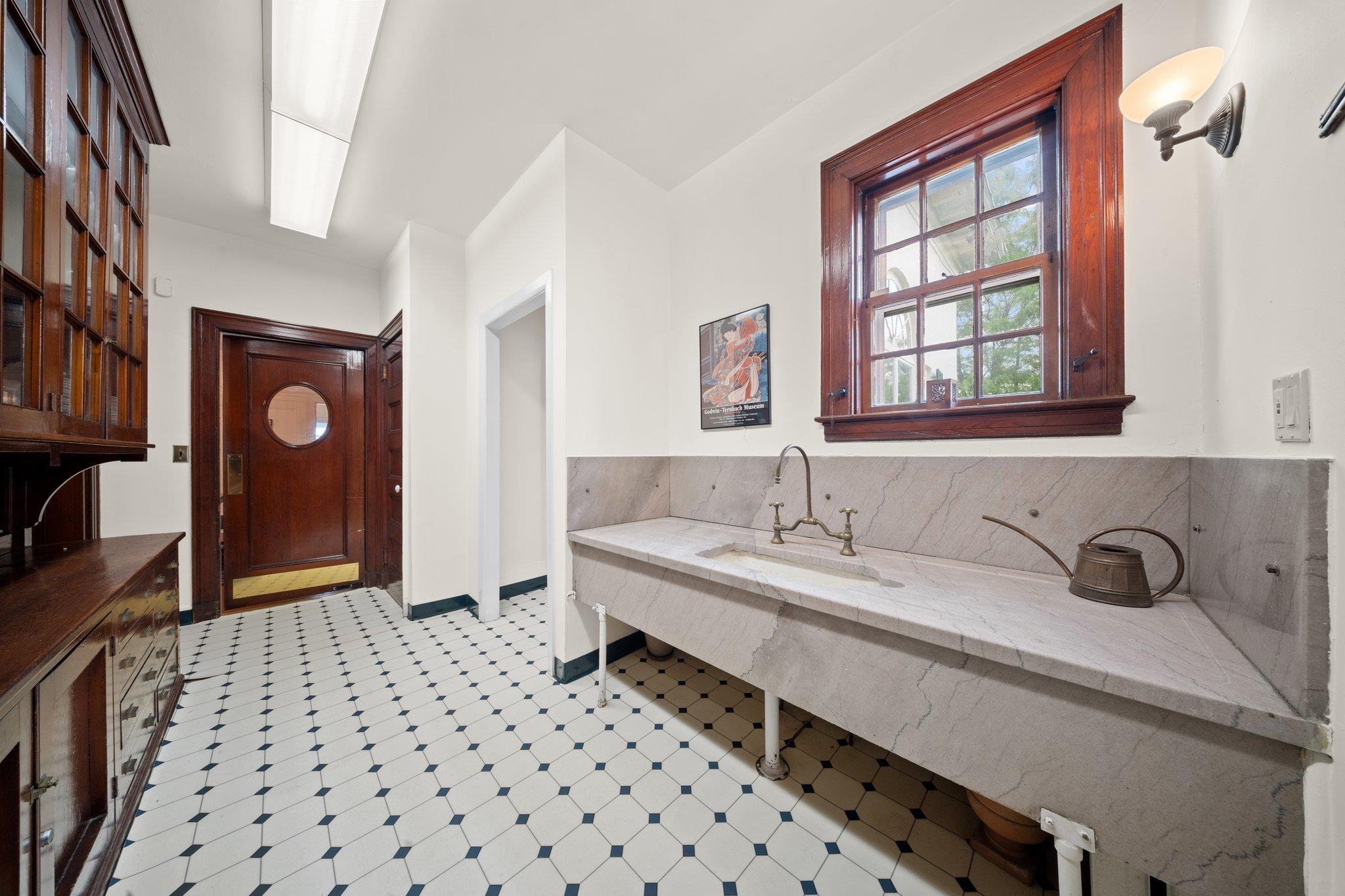 10-08 Shore Road, Douglaston, NY 11363