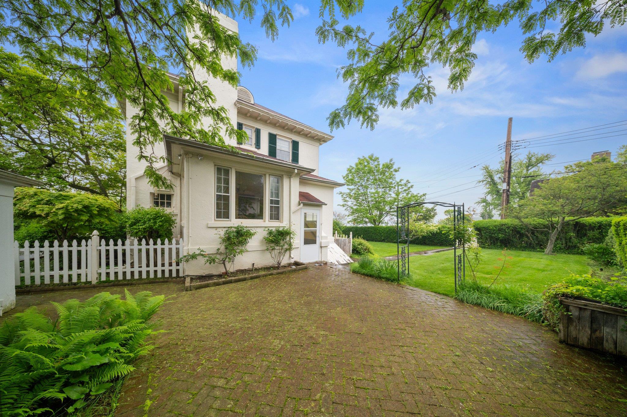 10-08 Shore Road, Douglaston, NY 11363