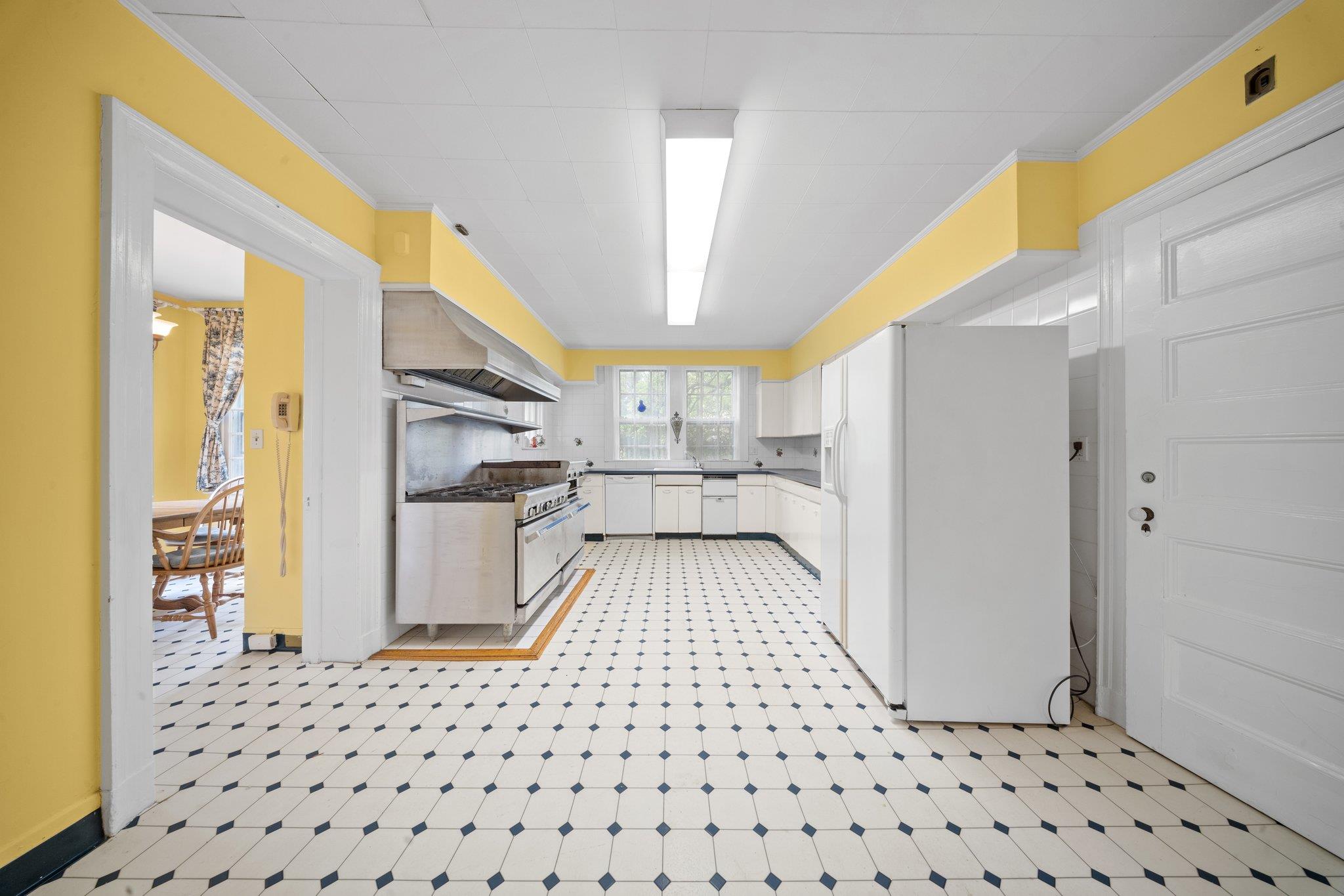 10-08 Shore Road, Douglaston, NY 11363