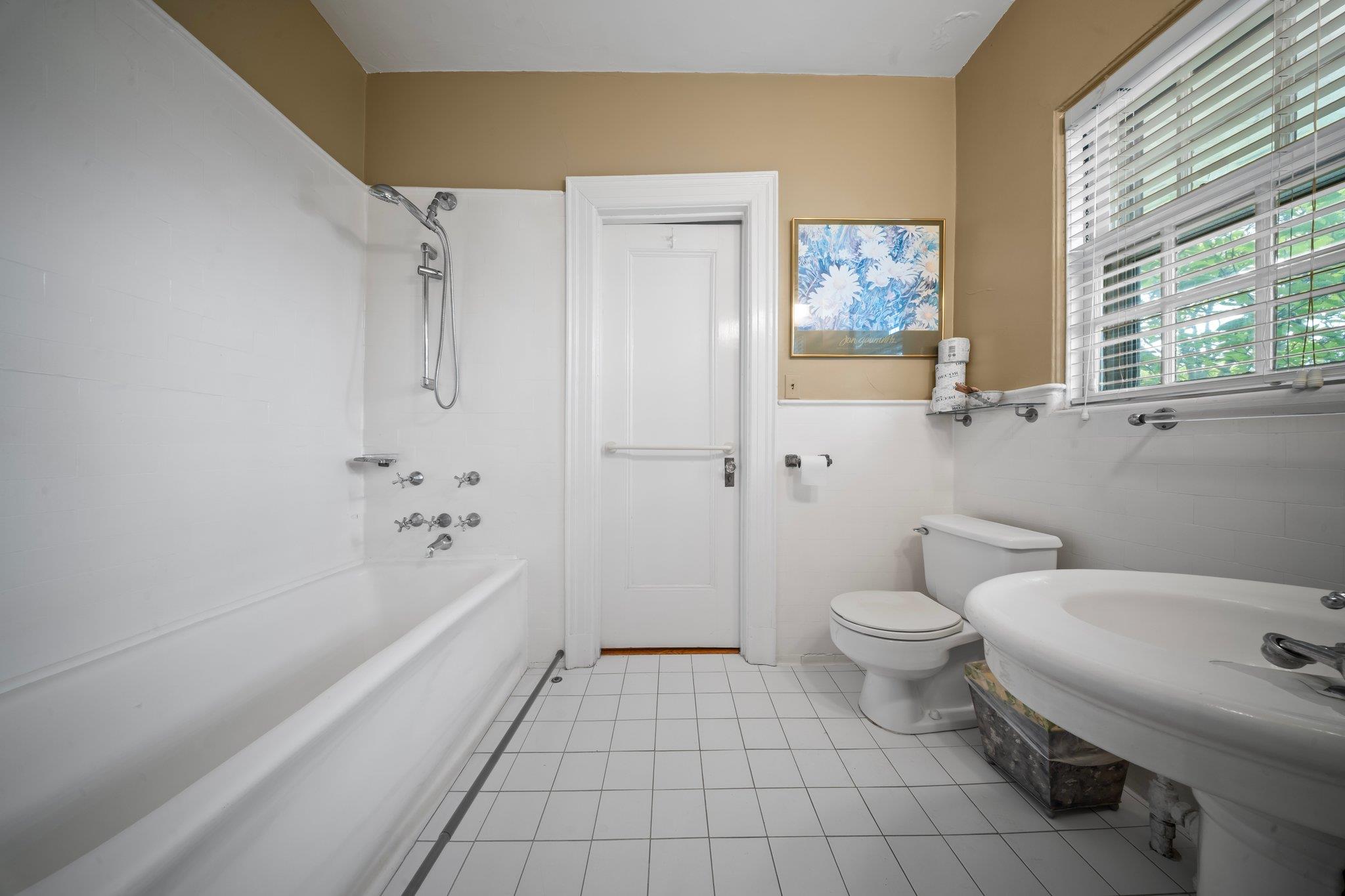 10-08 Shore Road, Douglaston, NY 11363