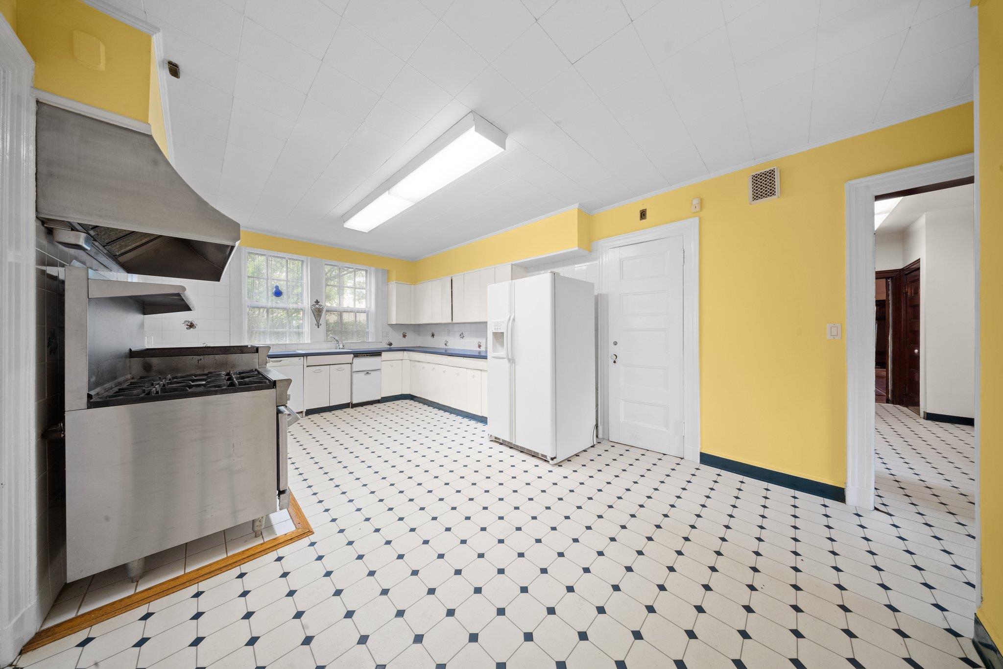 10-08 Shore Road, Douglaston, NY 11363