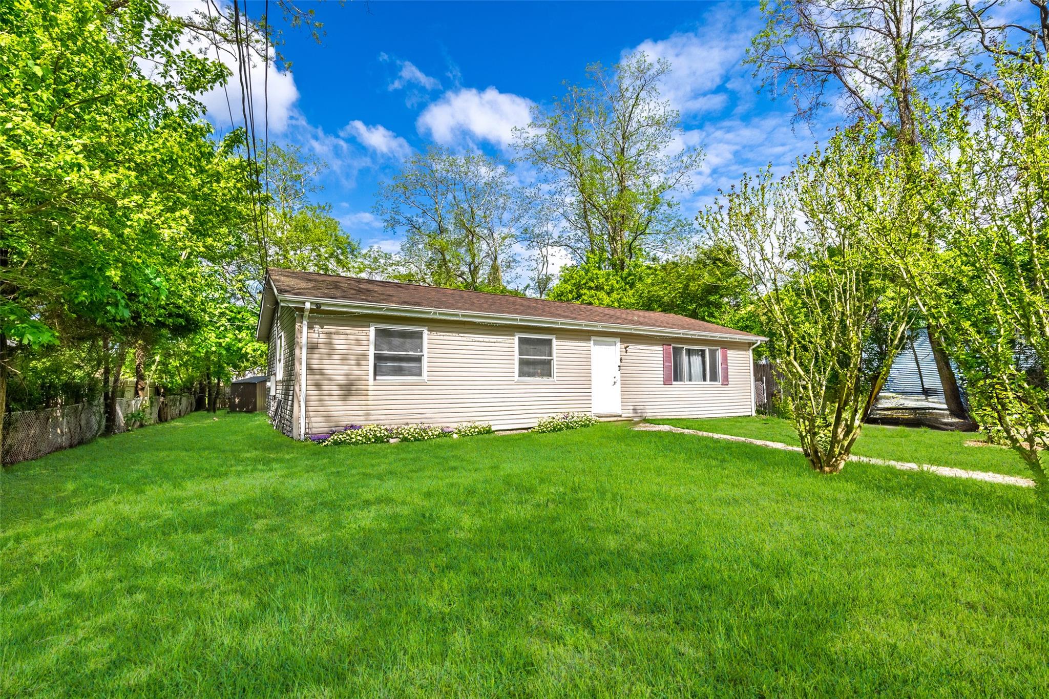 6 Gordon Avenue, Medford, NY 11763