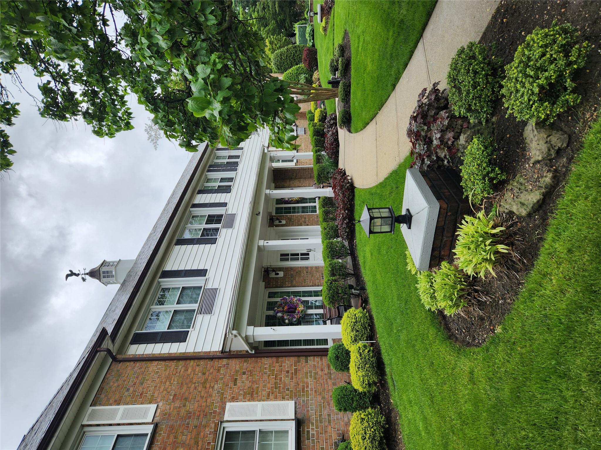 1 Bengeyfield Drive # 2G, East Williston, NY 11596