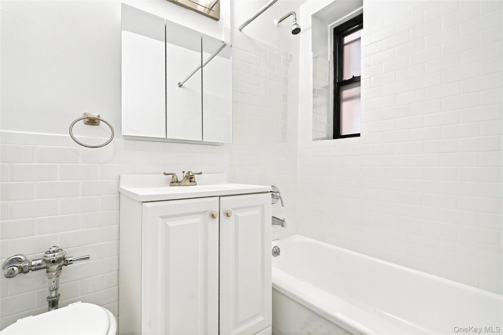 2244 Bronx Park E # 1E, Bronx, NY 10467