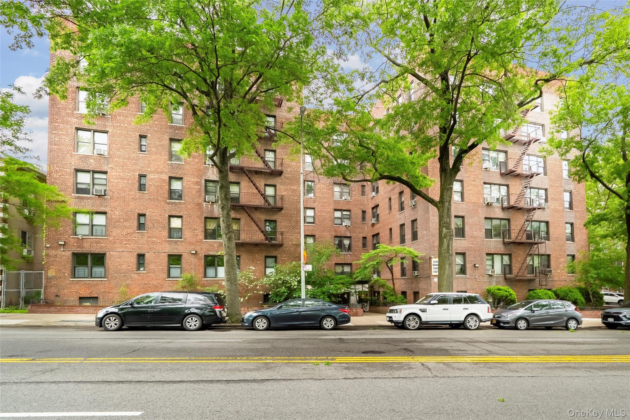 2244 Bronx Park E # 1E, Bronx, NY 10467