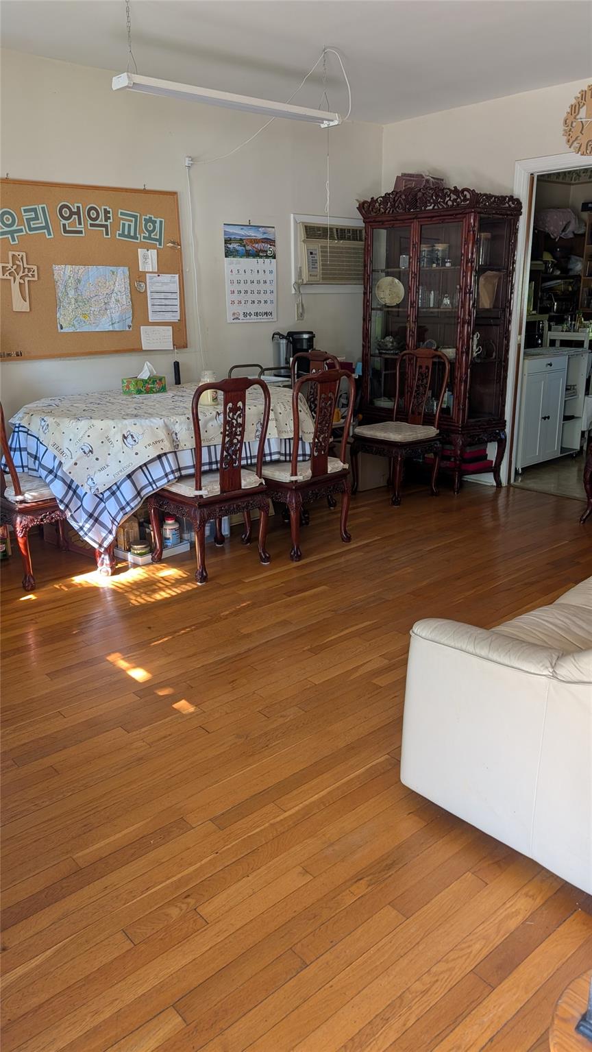 13 Surrey Lane, New Hyde Park, NY 11040