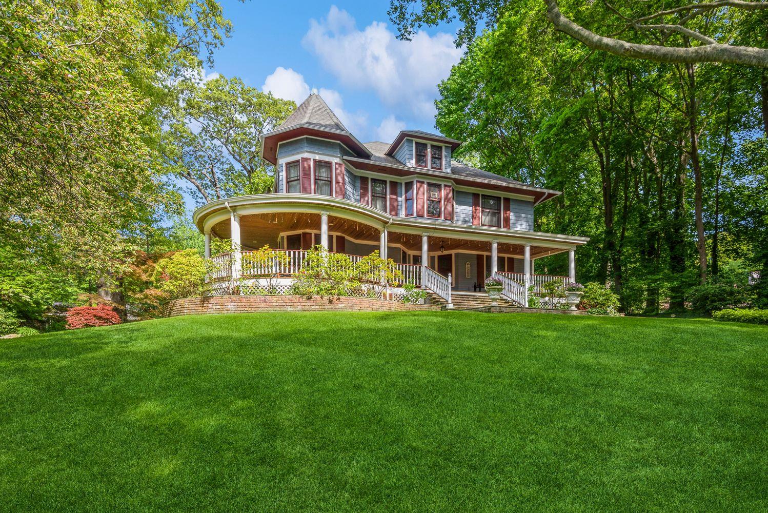 110 Red Spring Lane, Glen Cove, NY 11542