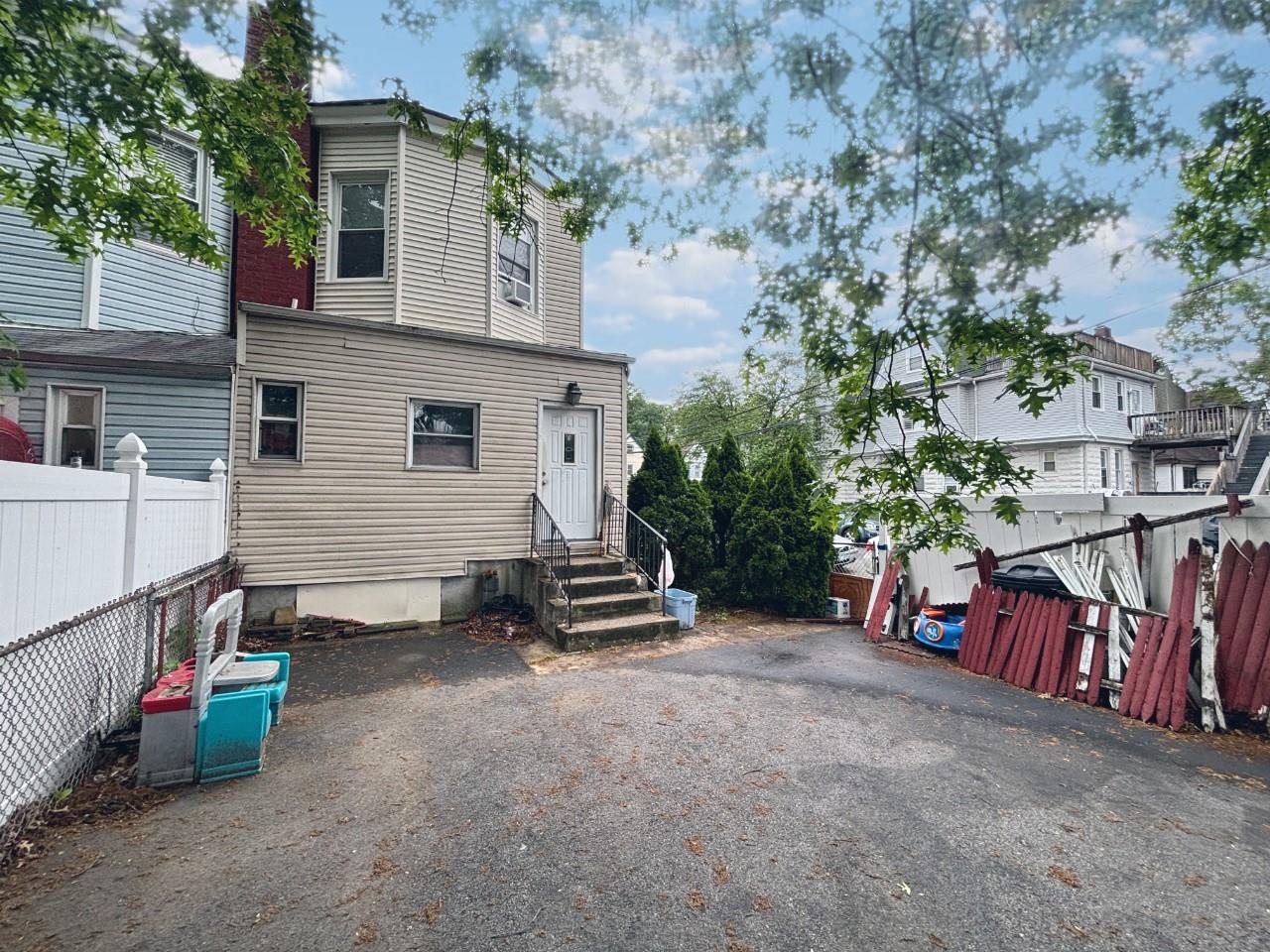 556 Van Cortlandt Park Avenue, Yonkers, NY 10705