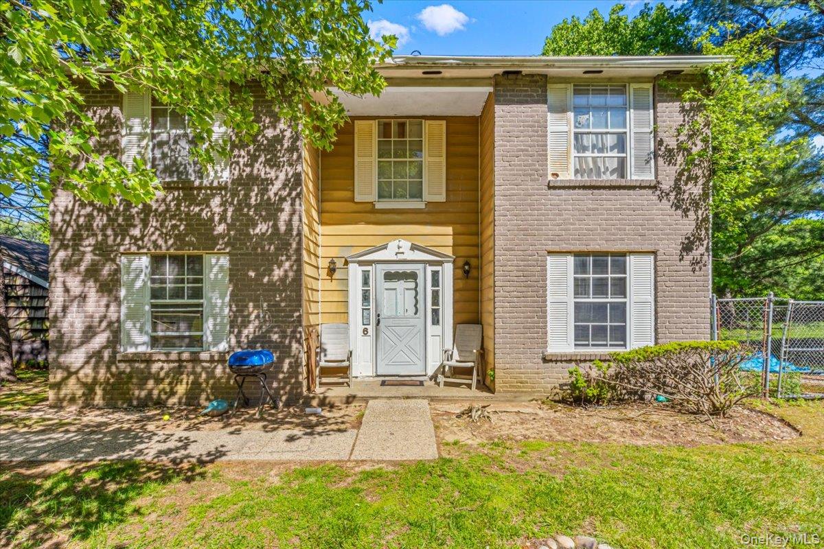 6 Petersburg Court, Coram, NY 11727