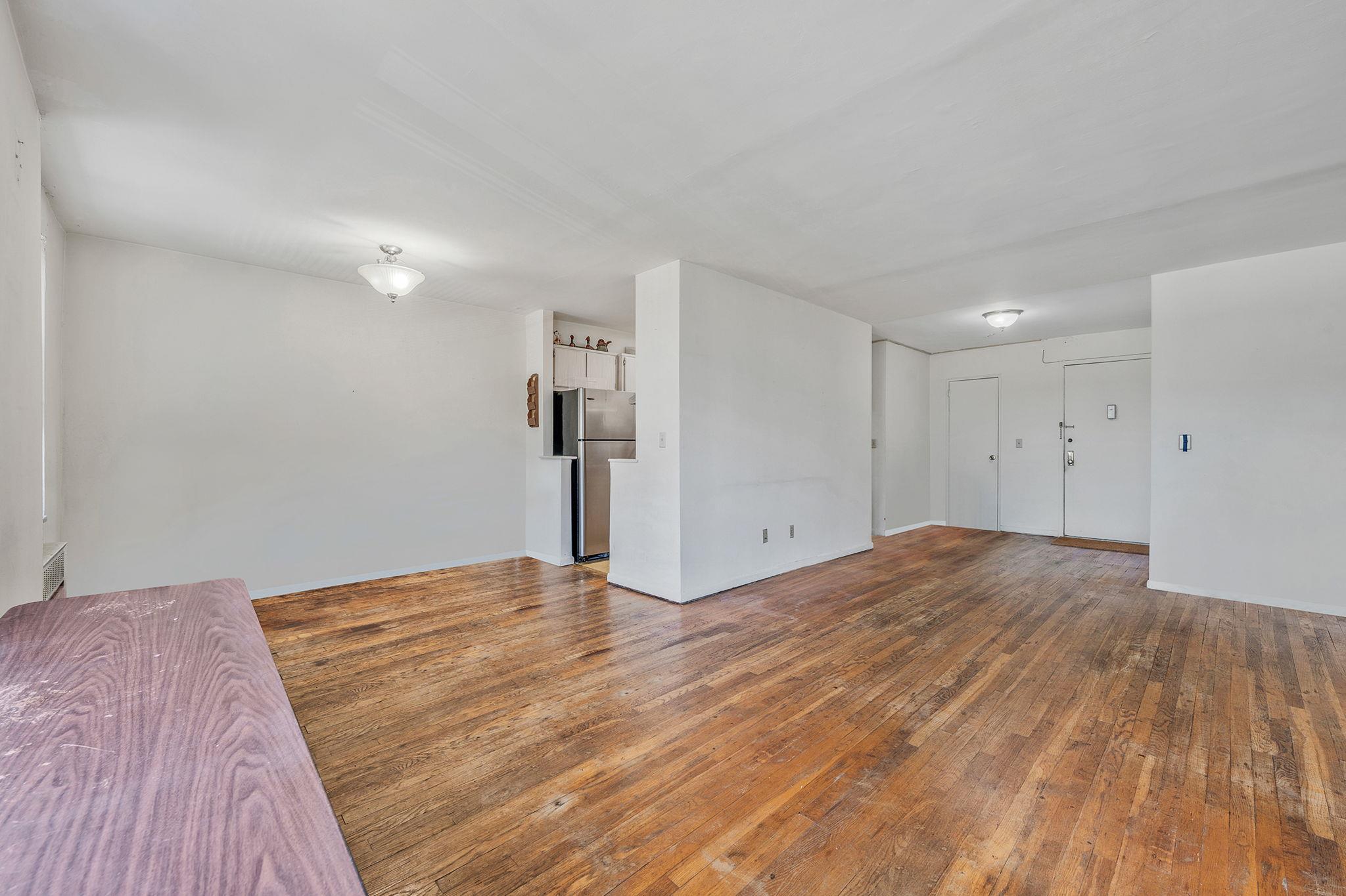 190 W Merrick Road # 4E, Freeport, NY 11520