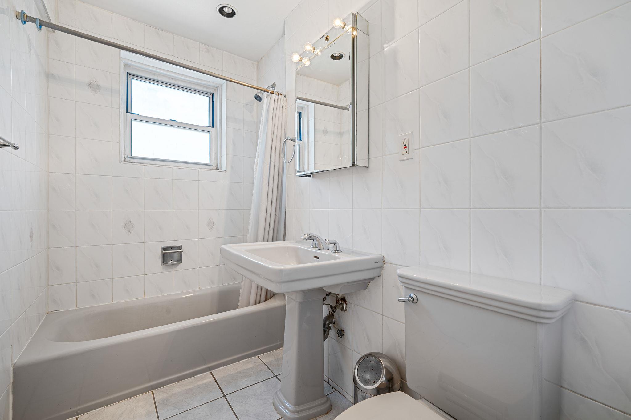 190 W Merrick Road # 4E, Freeport, NY 11520