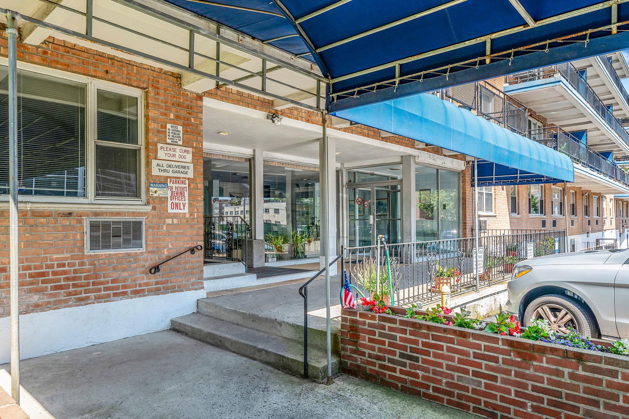 190 W Merrick Road # 4E, Freeport, NY 11520