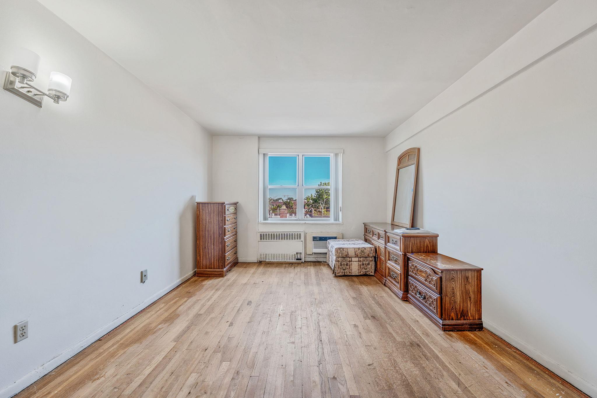 190 W Merrick Road # 4E, Freeport, NY 11520