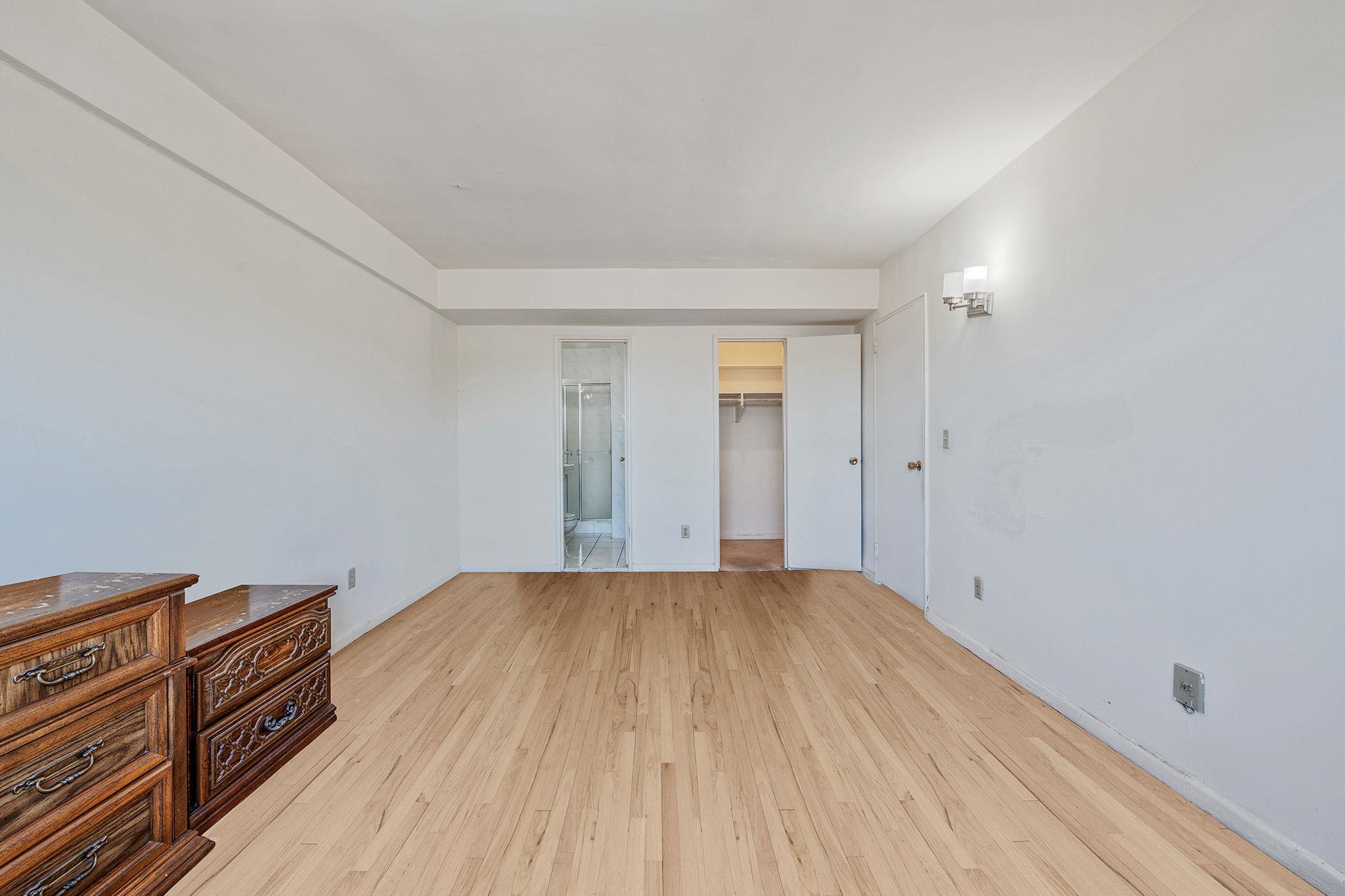 190 W Merrick Road # 4E, Freeport, NY 11520