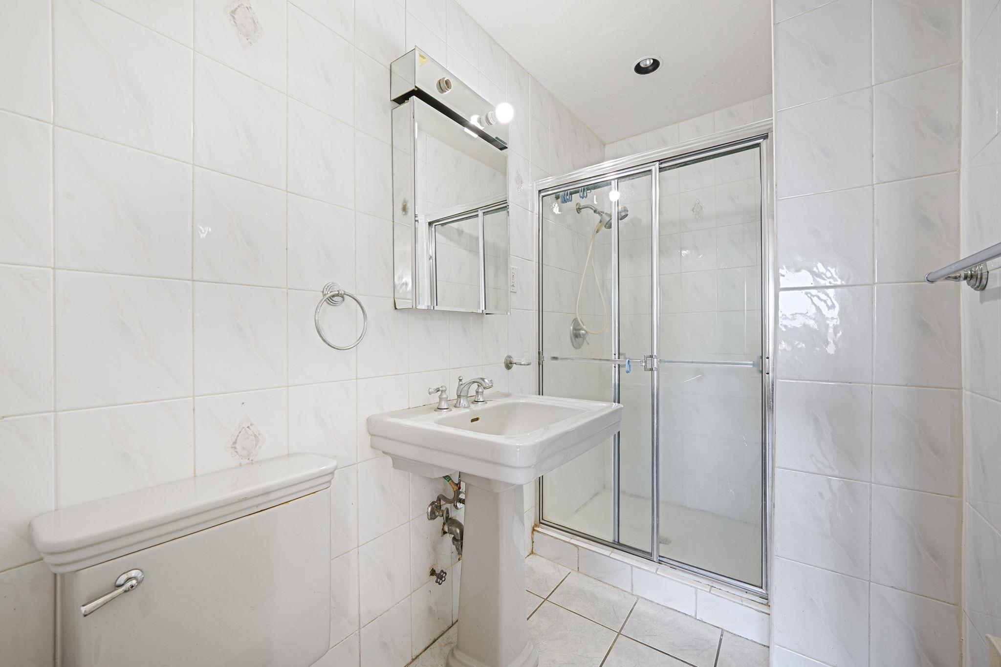 190 W Merrick Road # 4E, Freeport, NY 11520