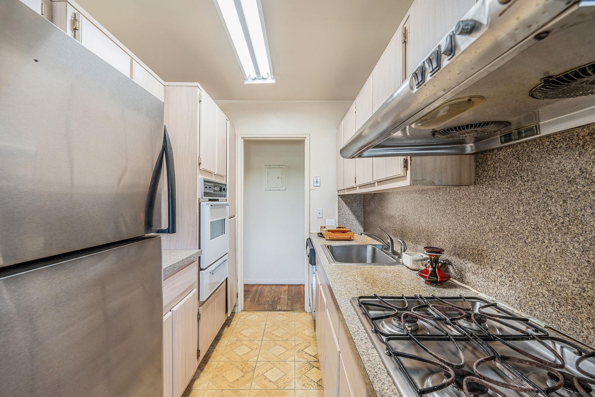 190 W Merrick Road # 4E, Freeport, NY 11520