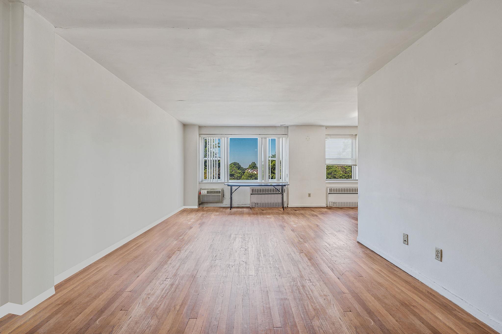 190 W Merrick Road # 4E, Freeport, NY 11520